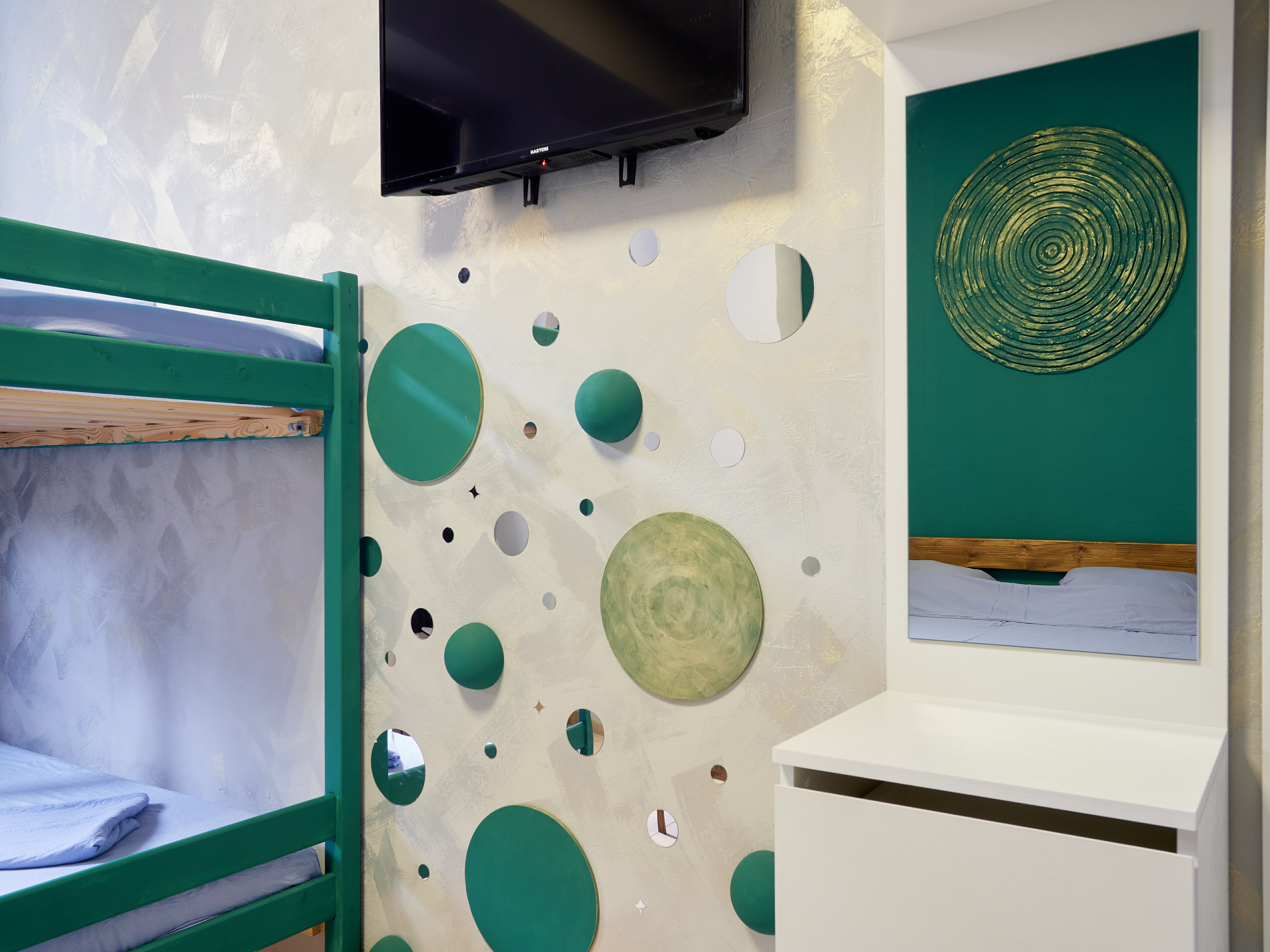 Семейный номер с общей ванной комнатой