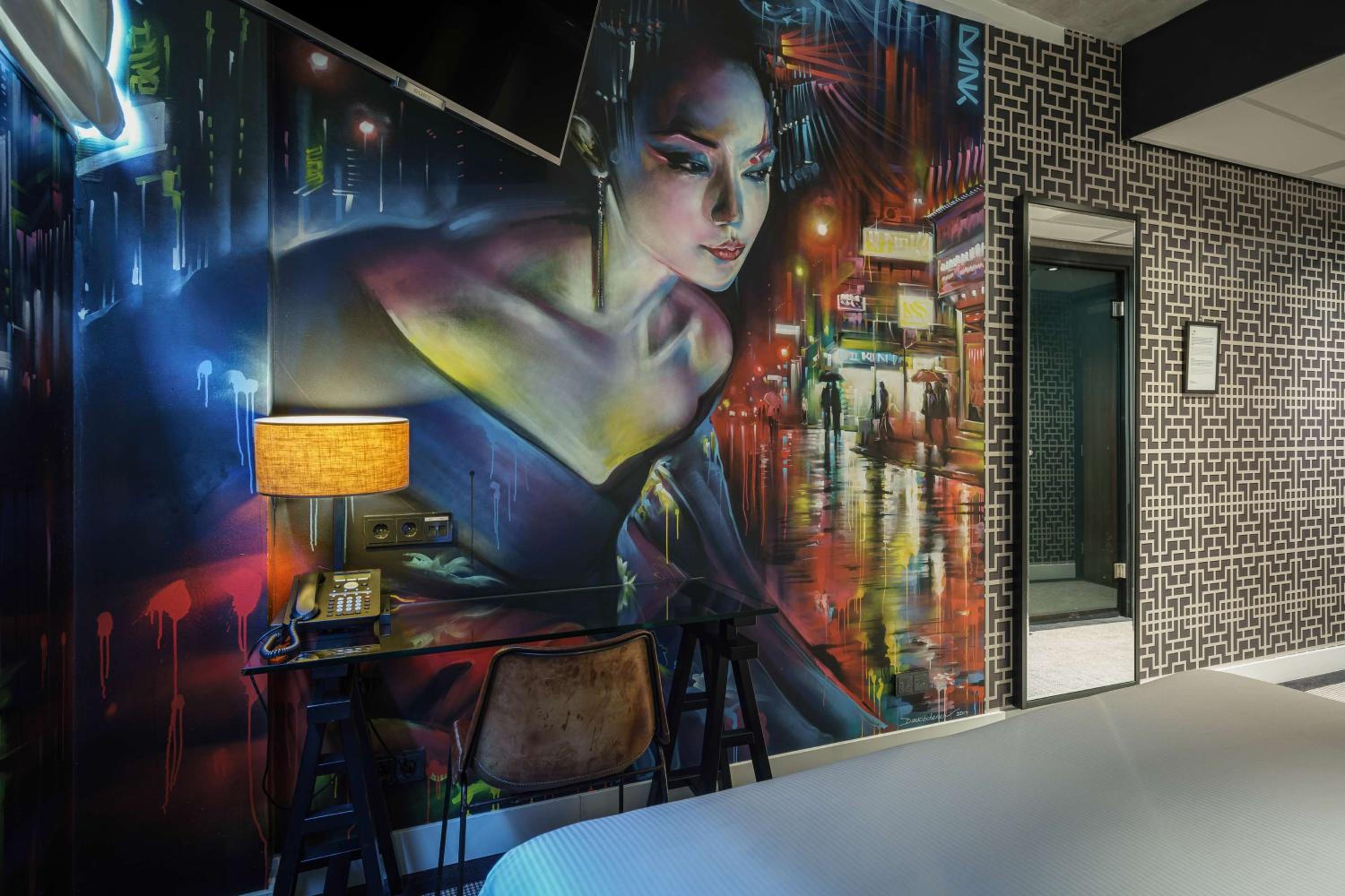 Amsterdam Street Art Queen Guest Room 