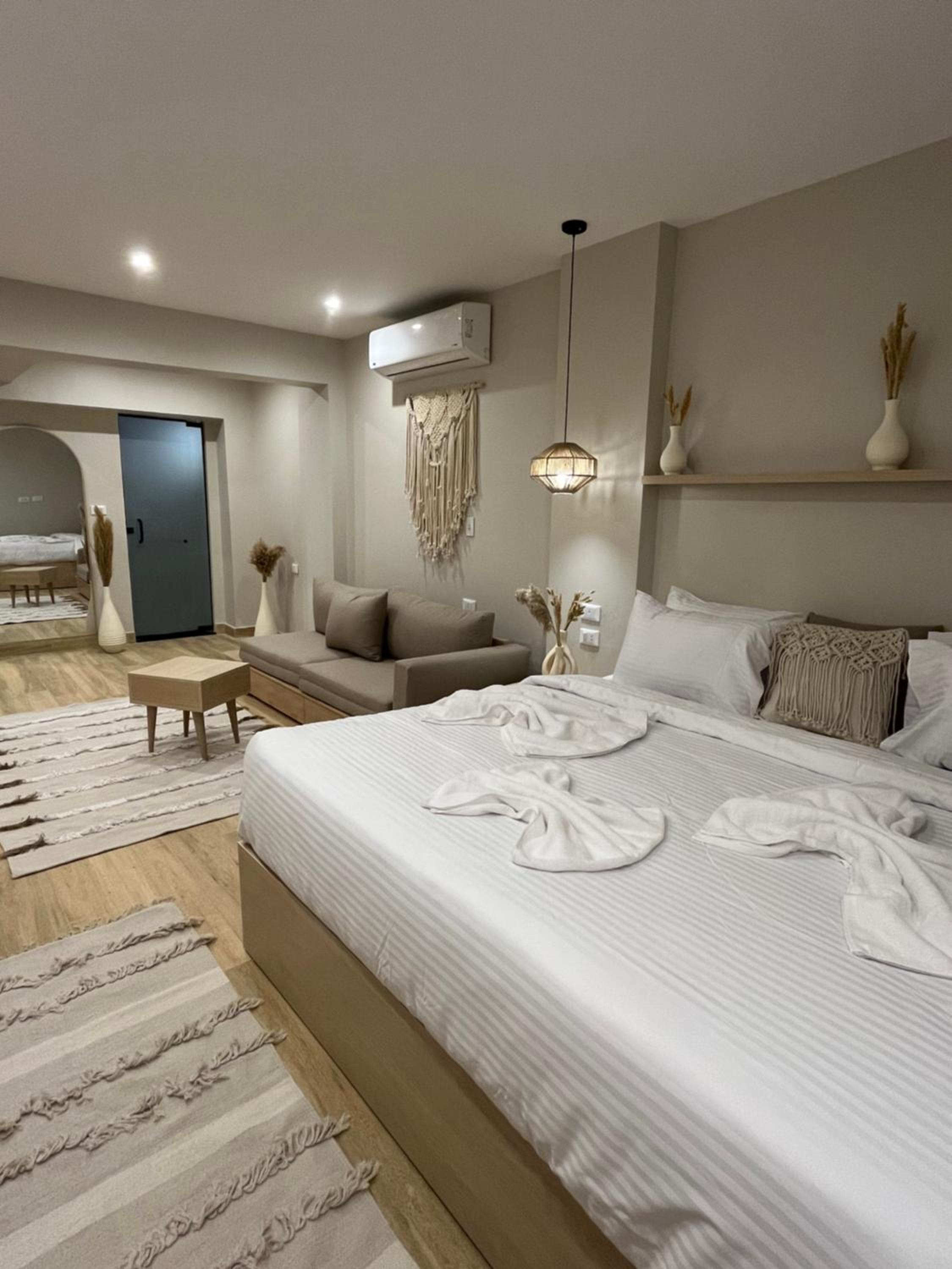 Luxury Studio Suite panoramic Front Pyramids & Sphinx view With Terrace