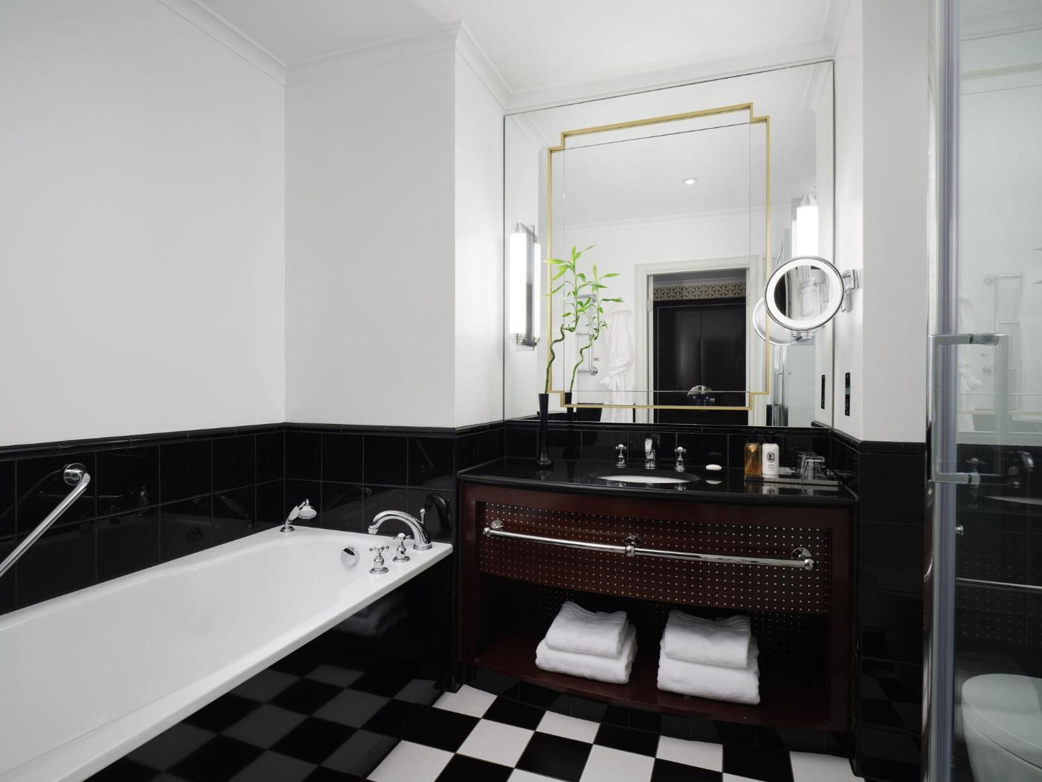 Junior King Suite with Lounge Space and Waterloo Place View