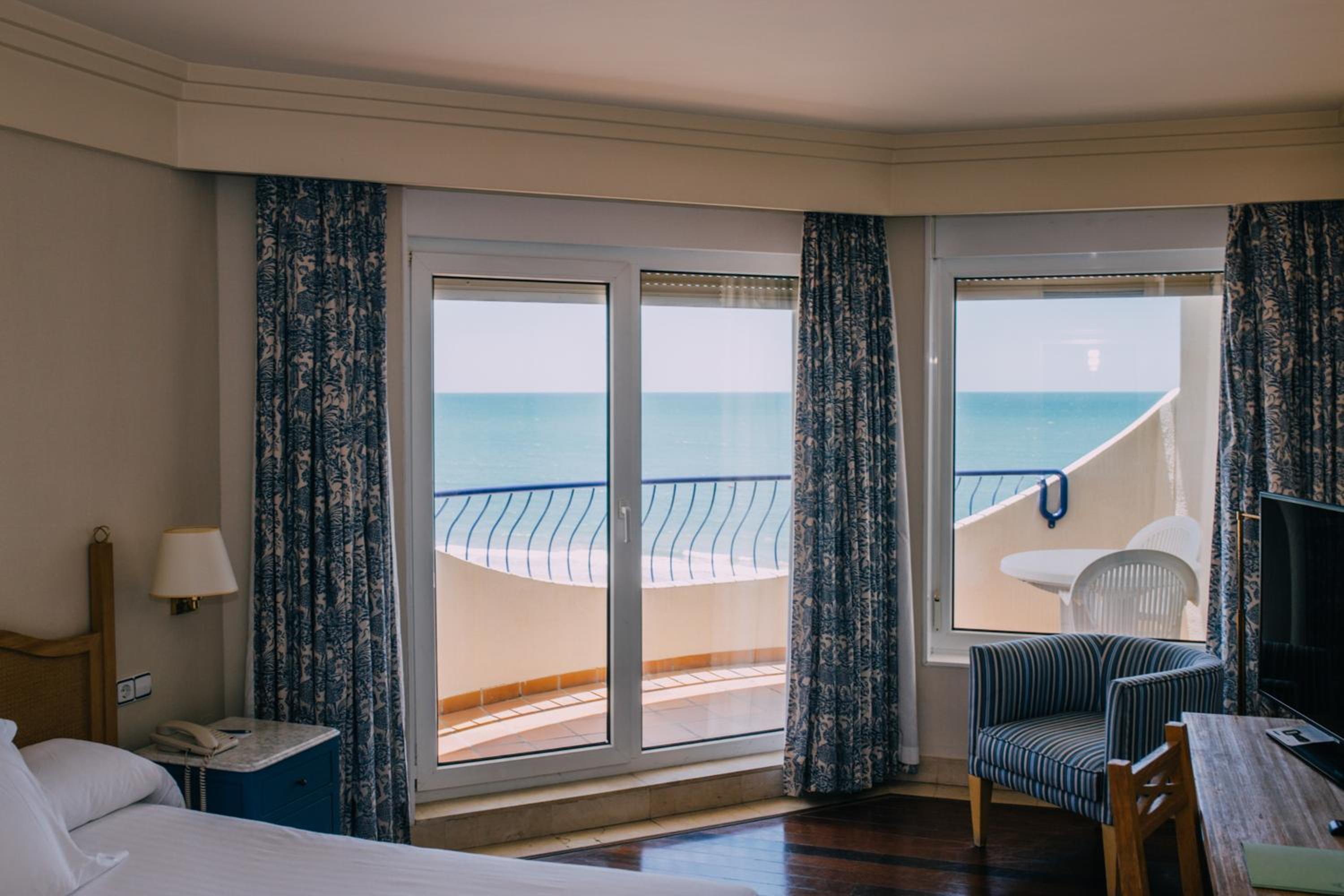 Double or Twin Room with Front Sea View