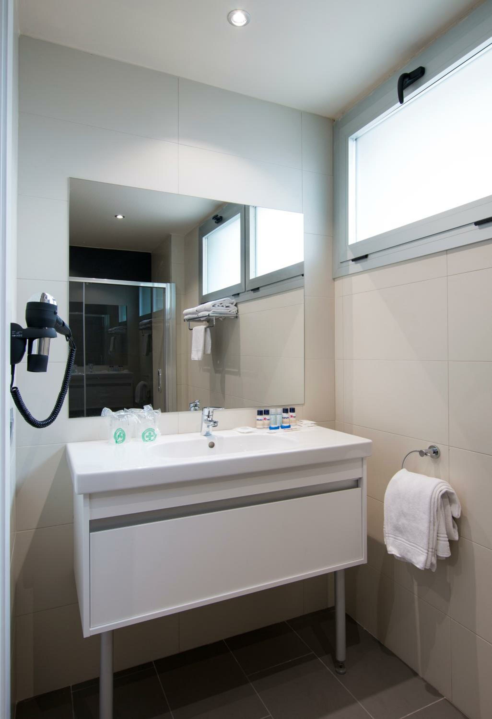Quadruple Room (2 Adults + 2 Children)