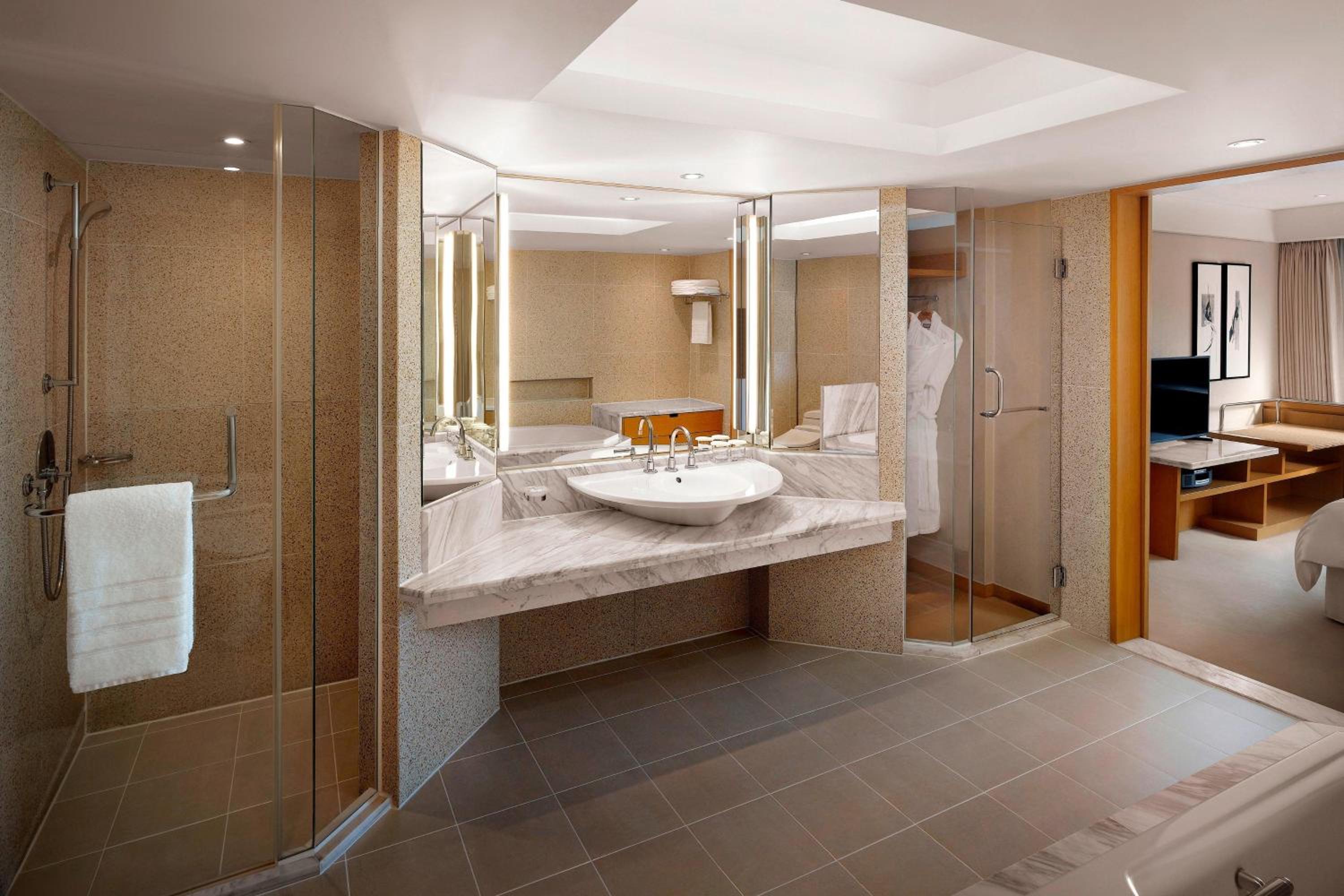 Executive Beach Suite, Club lounge access, 1 Bedroom Suite, 1 King, Haeundae Beach view, Corner room