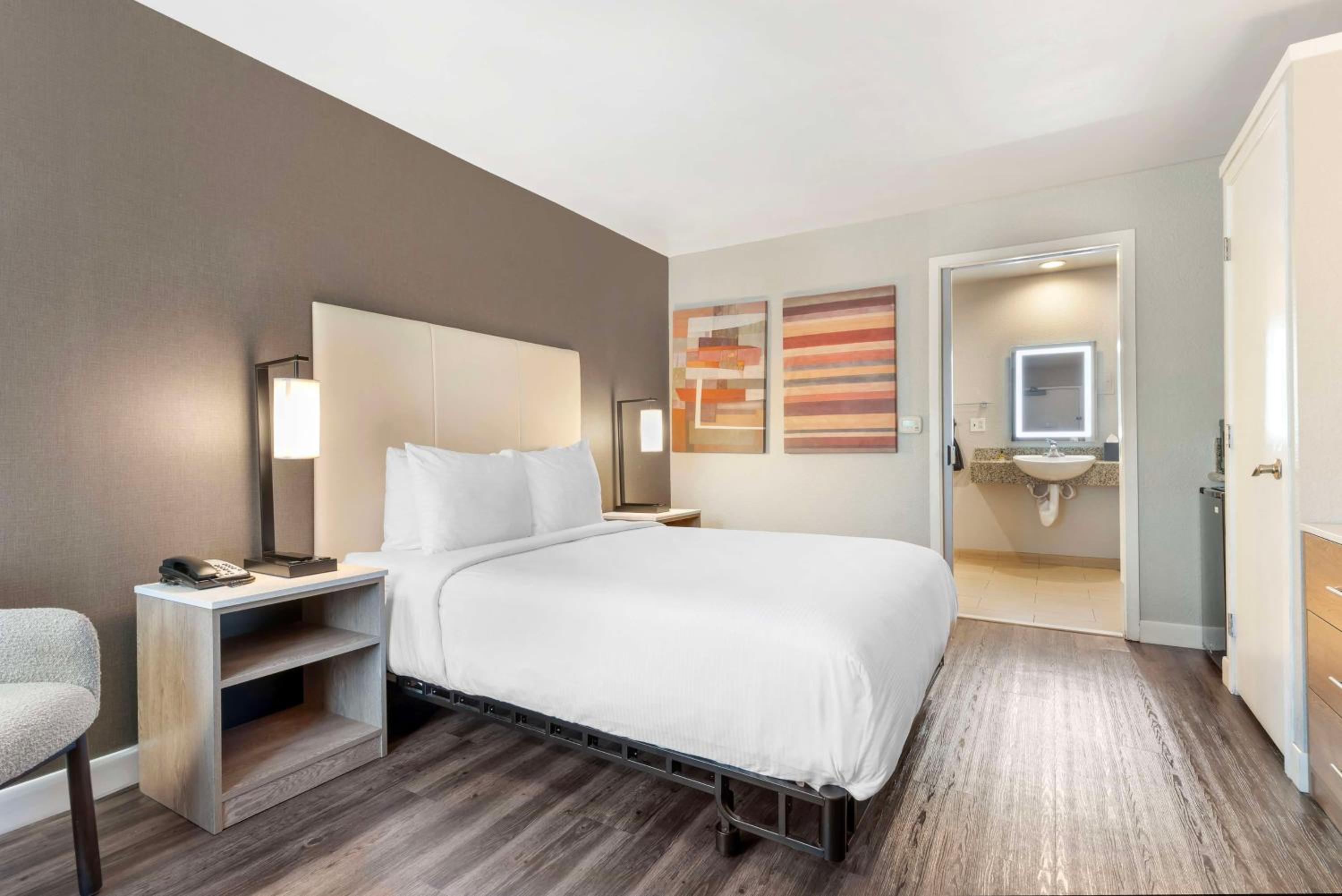 Queen Room - Disability Access Tub