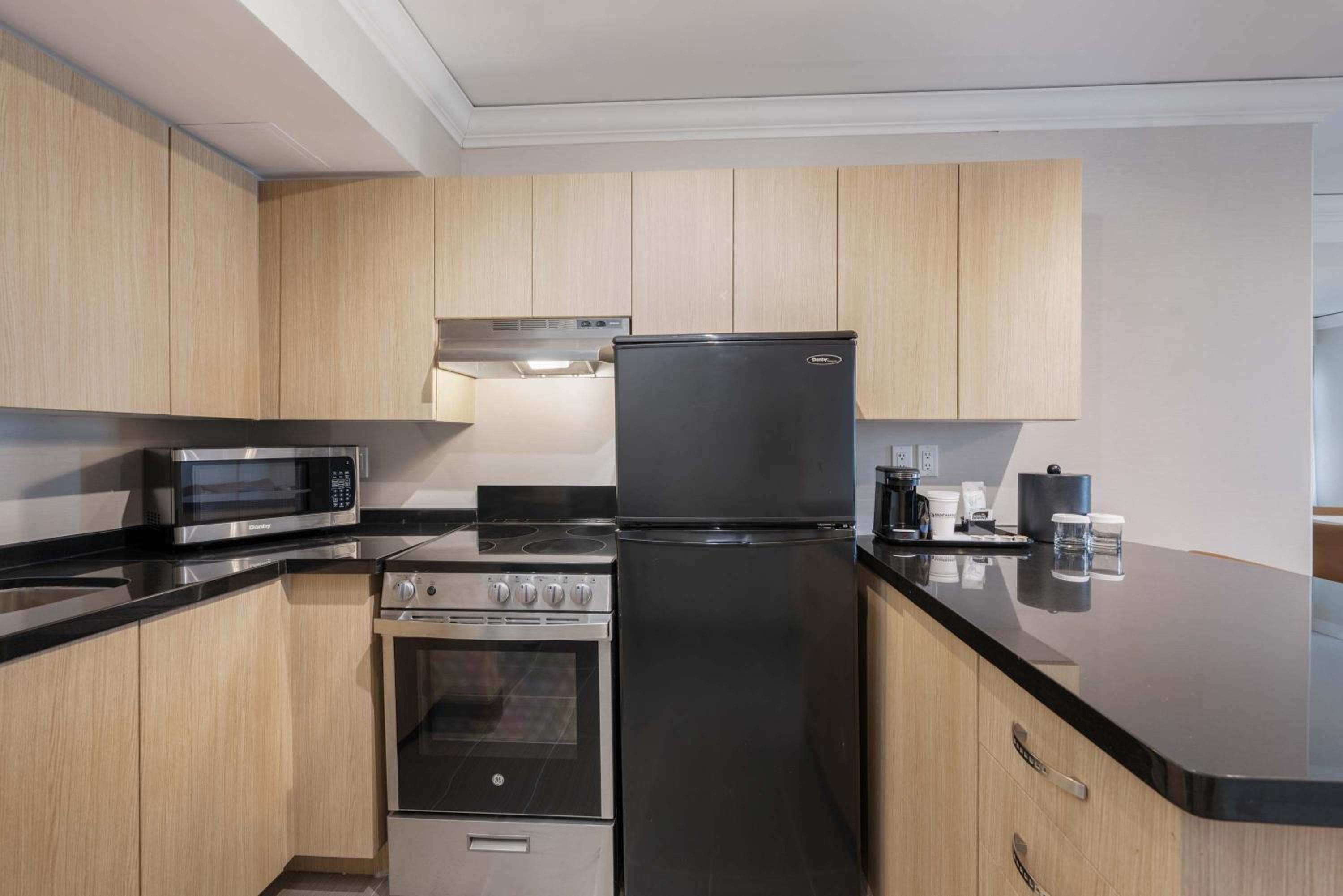 Grand Jacuzzi Suite, 1 King Bed, Sofa Bed, Kitchen