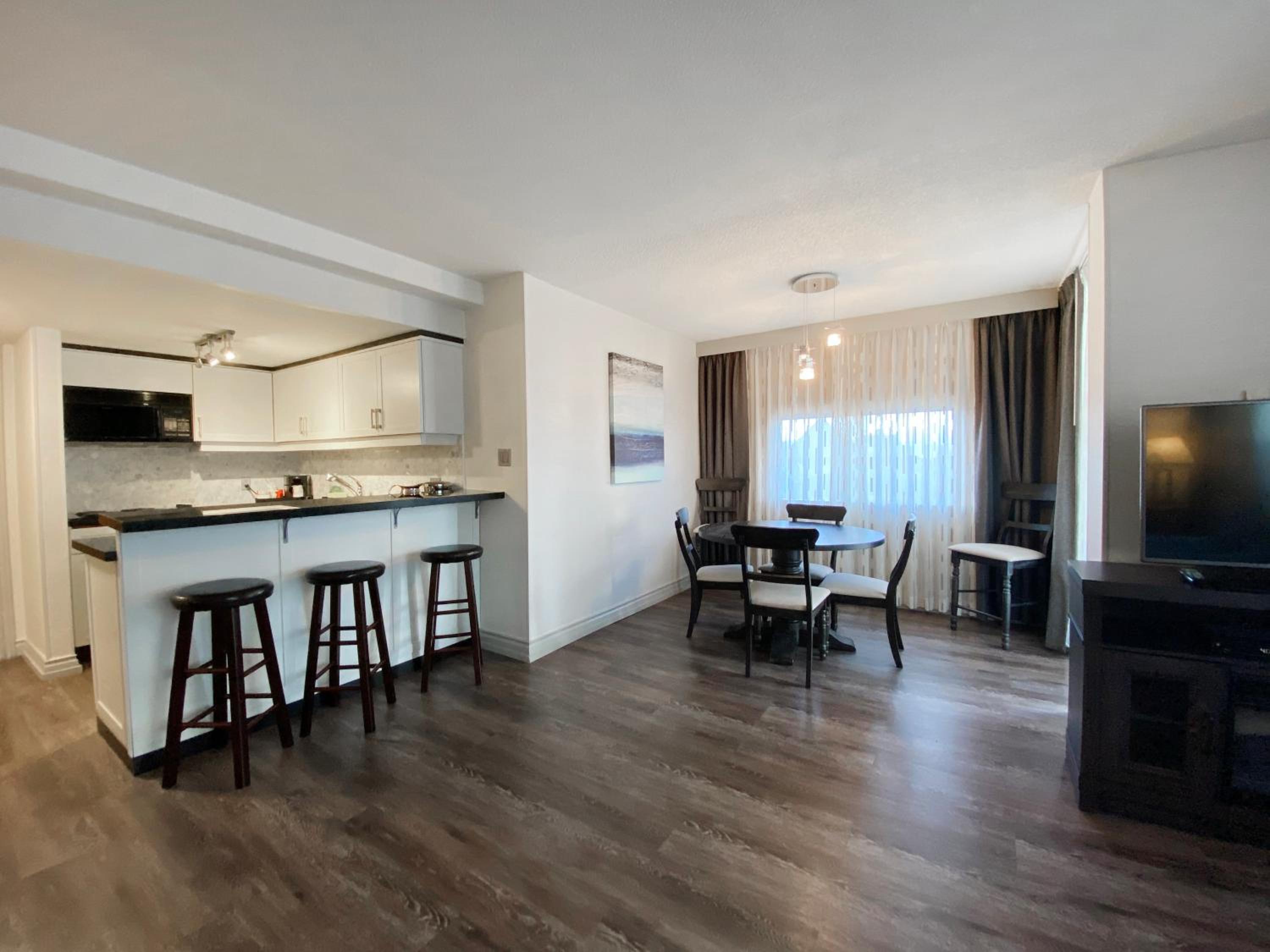 Large King Suite with Kitchenette, Electric fireplace and Balcony- Non-Smoking