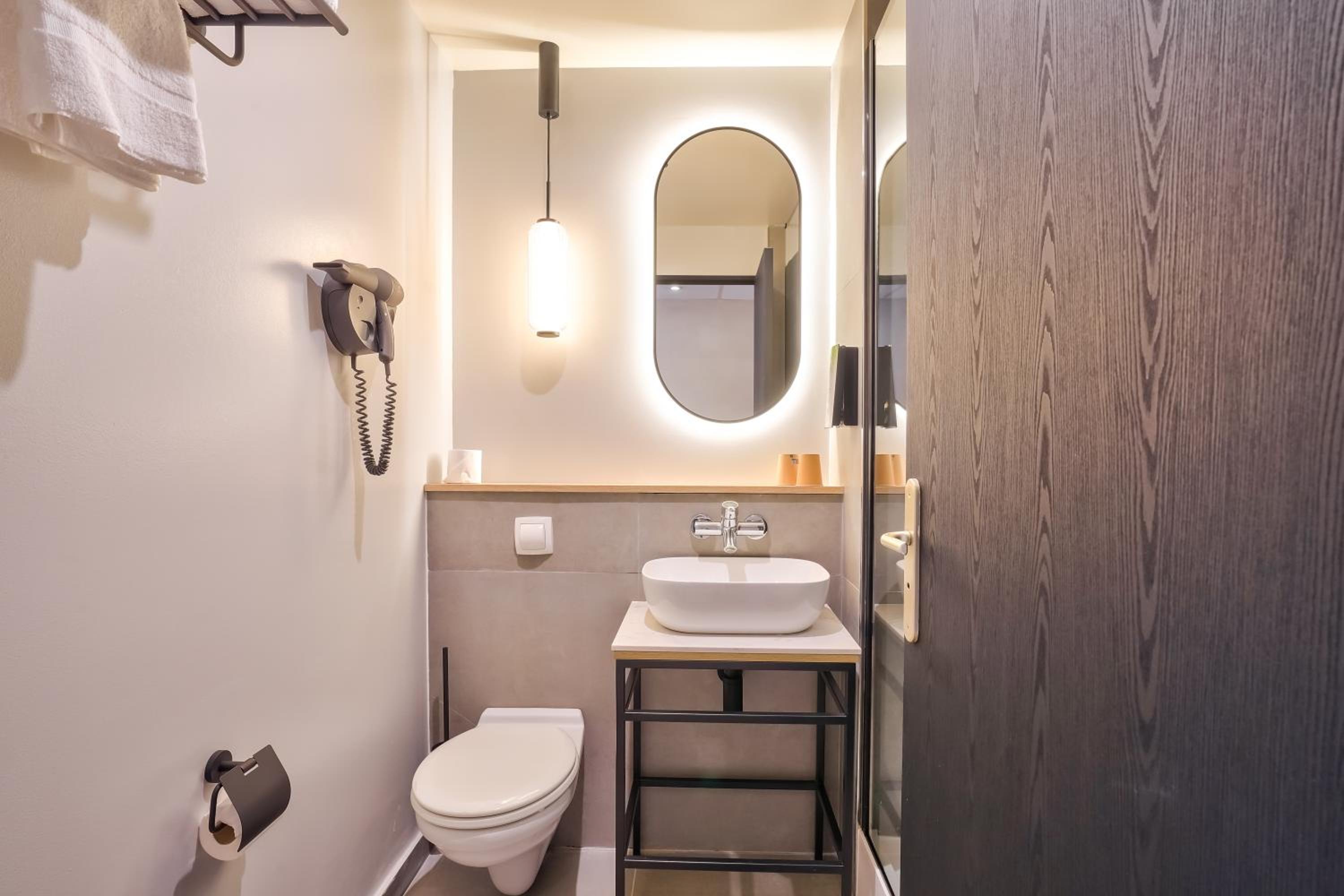 Standard Room - 1 Queen Bed