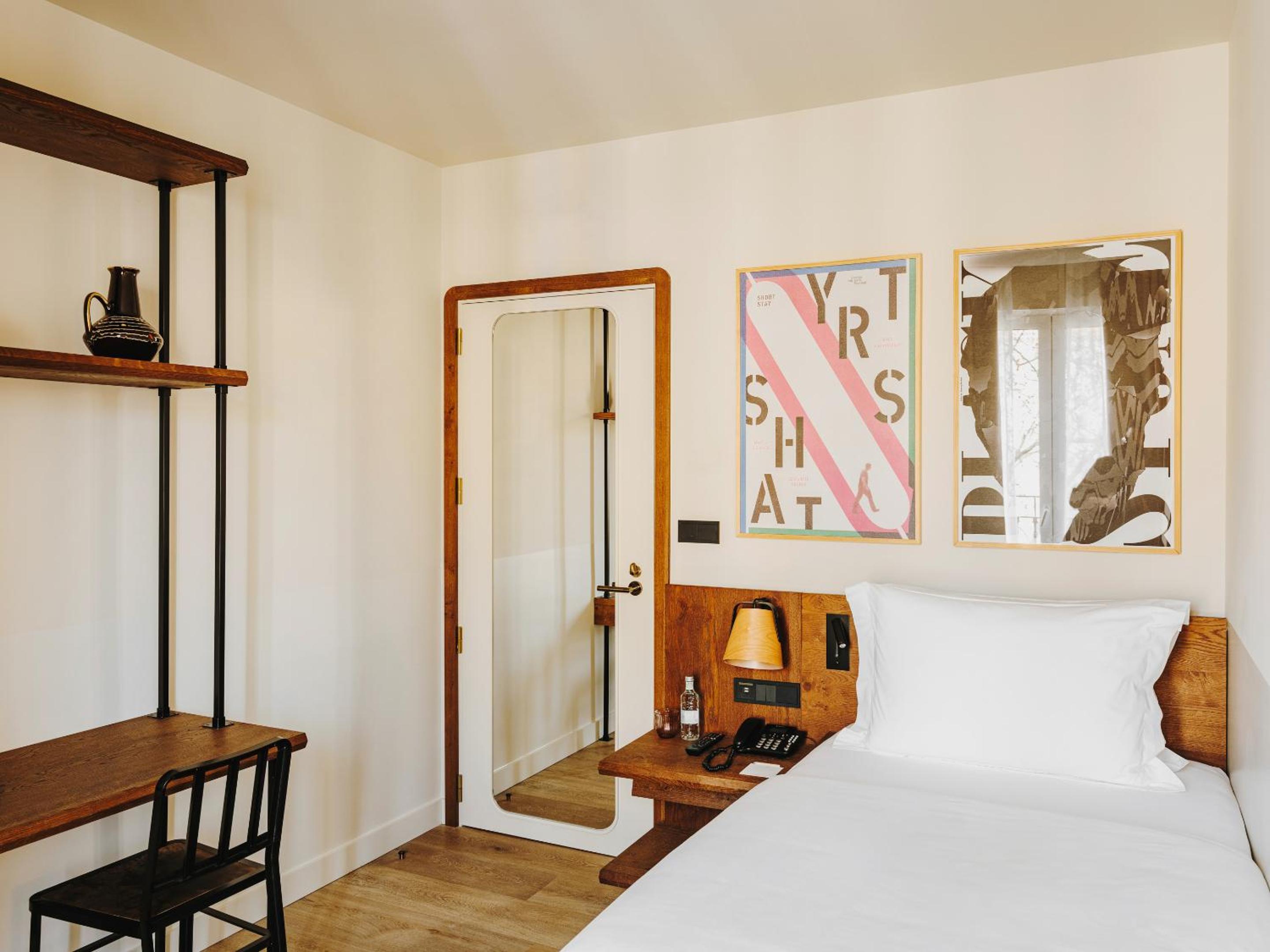 Single Room with Balcony and Street View