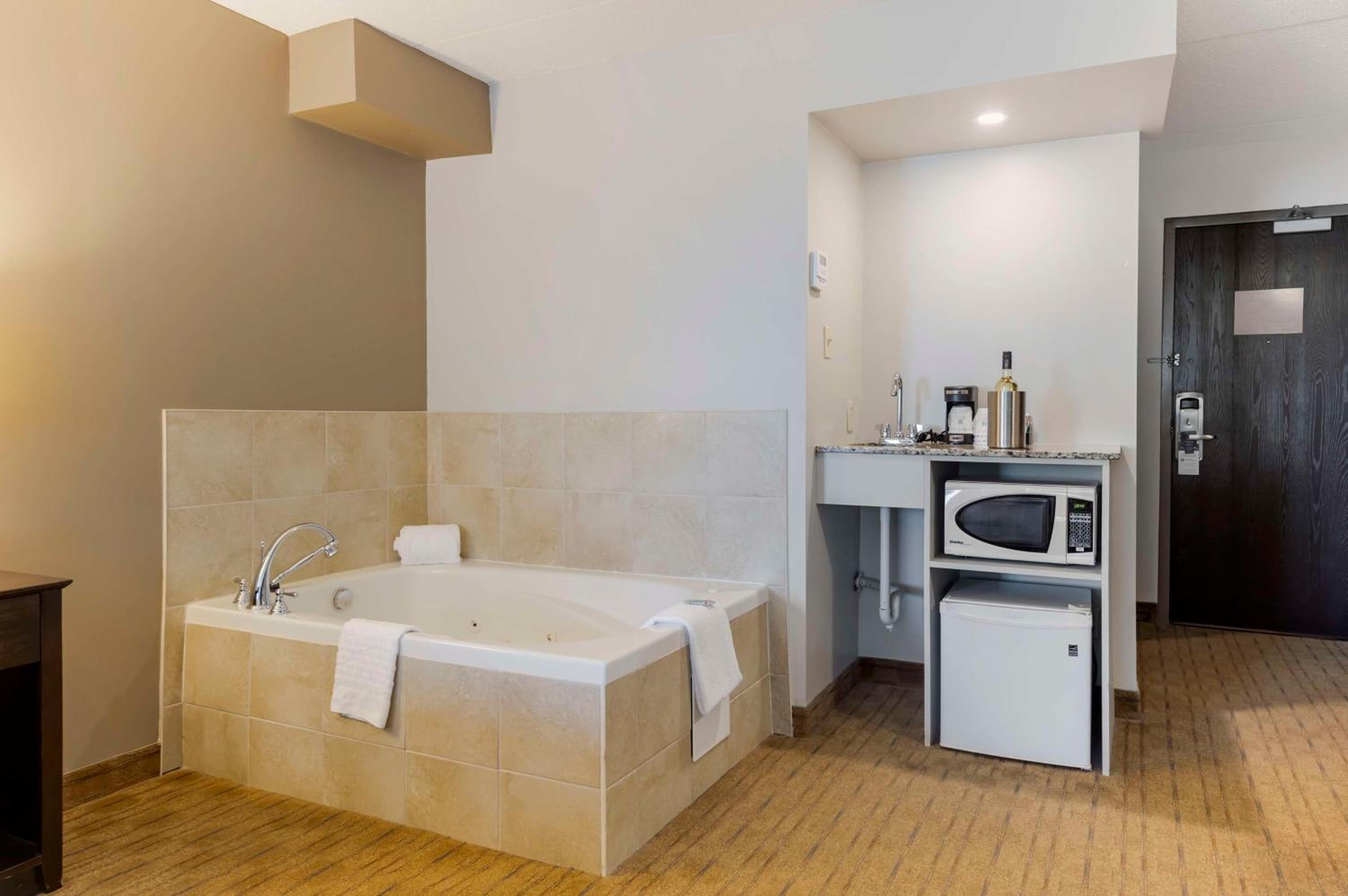 King Room with Sofa Bed and Jetted Tub - Pool View/Non-Smoking