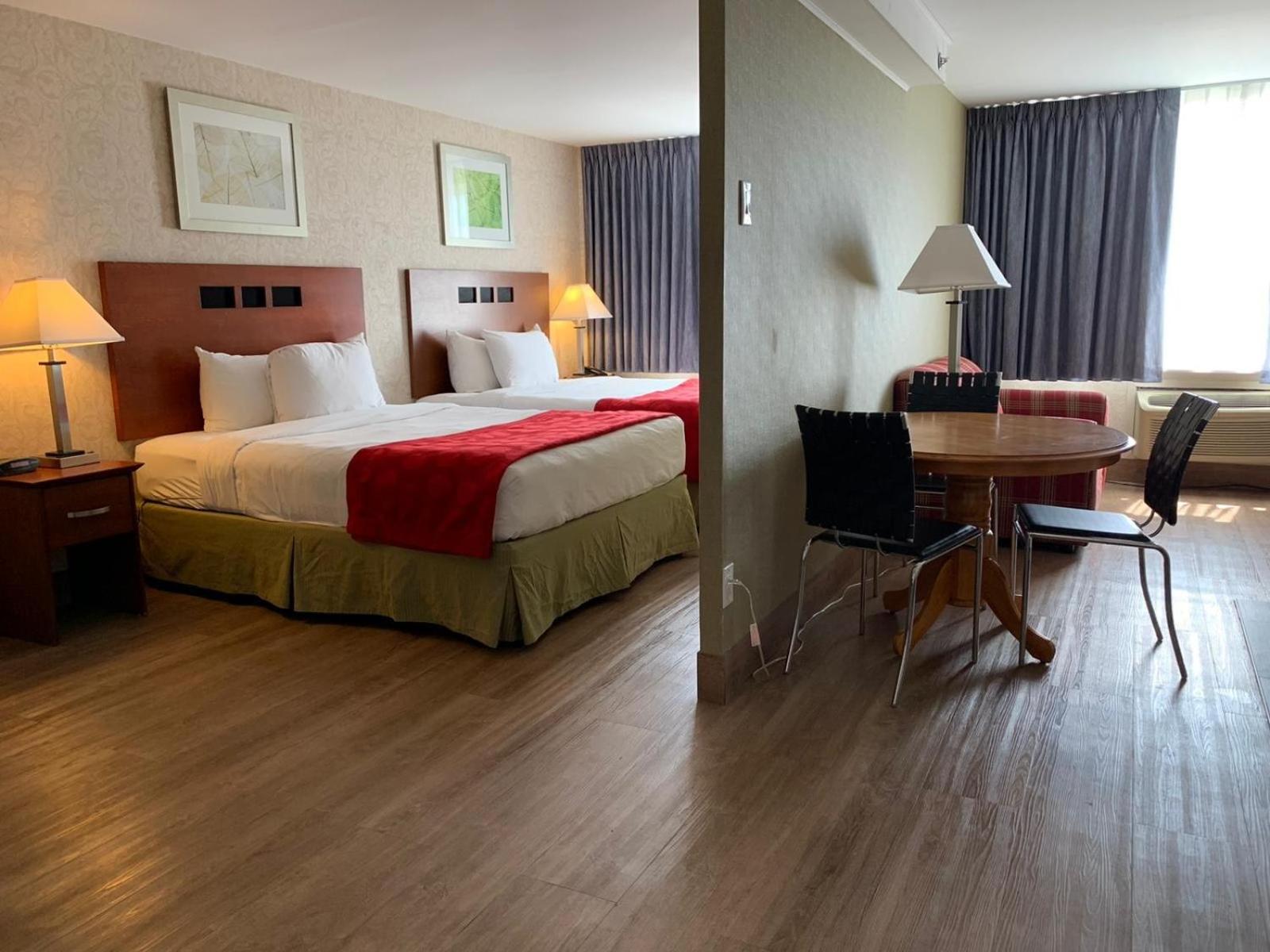 Deluxe Queen Suite - Non-Smoking