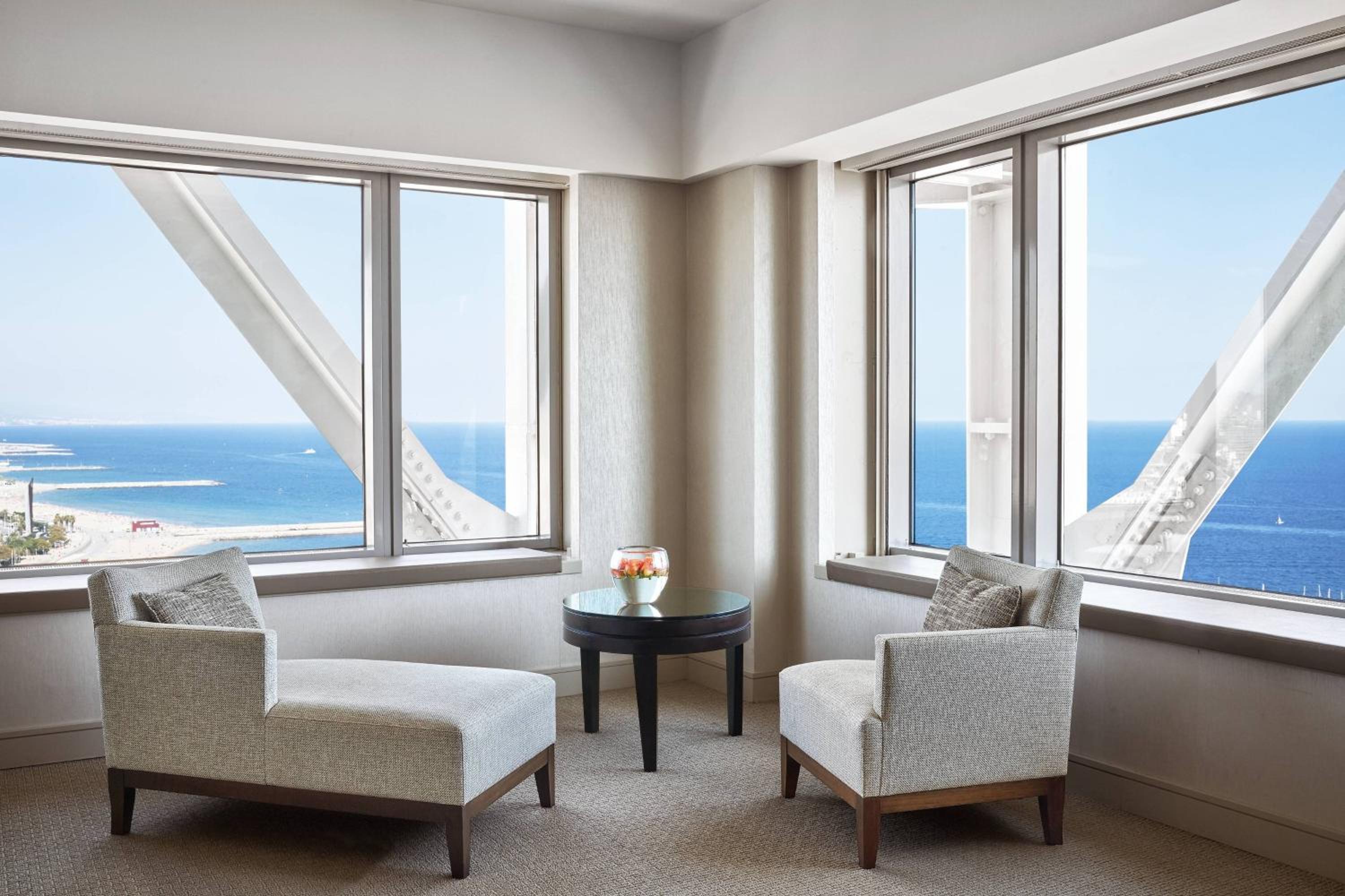 One-Bedroom King Suite with Seafront View