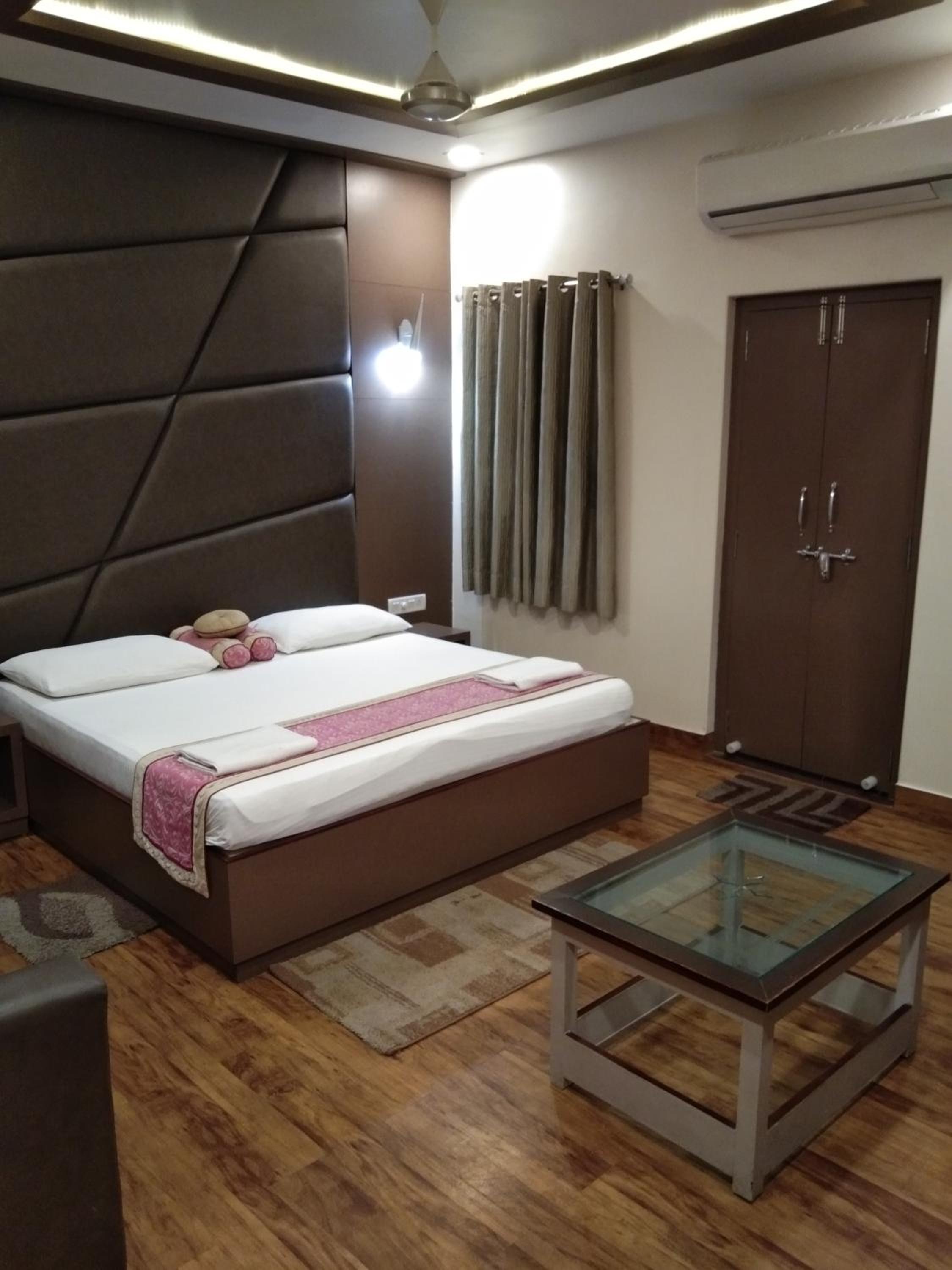 Premium Double Room (Includes Ganga Aarti And Darshan Assistance To Kashi Vishwanath Temple)
