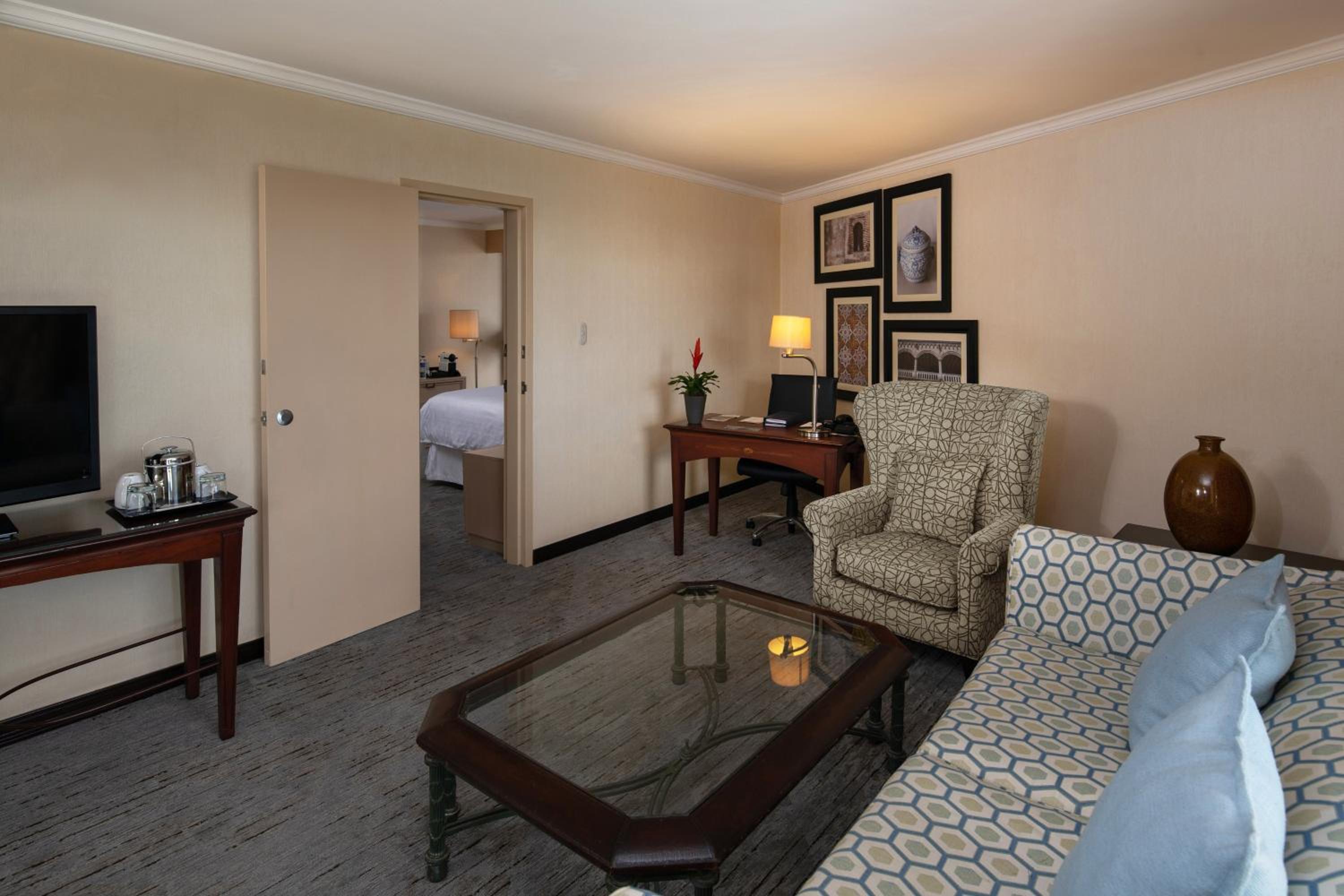 Club lounge access, 1 Bedroom Studio Suite, Pool front view