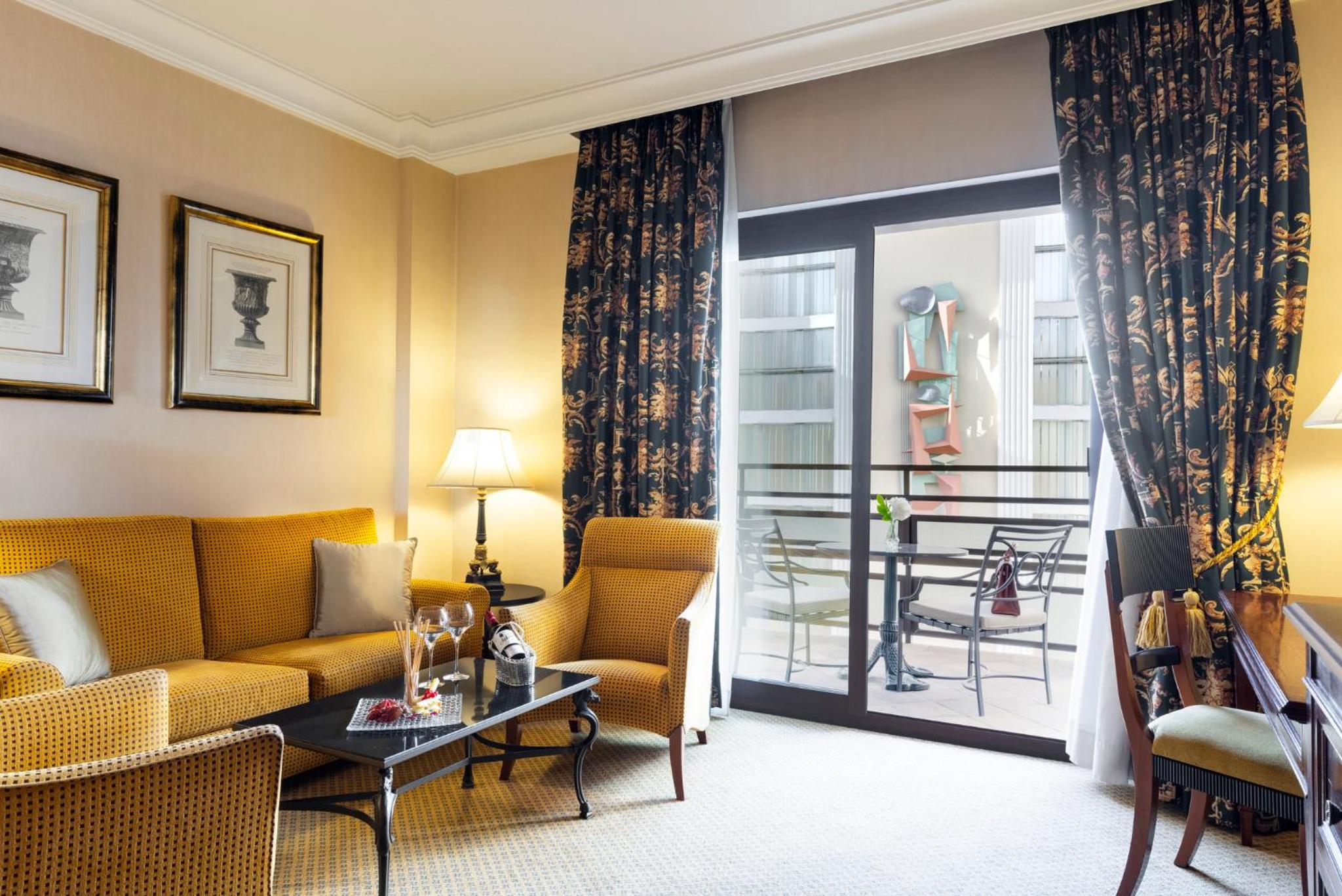 Ambassador Suite with Terrace - Club Lounge Access