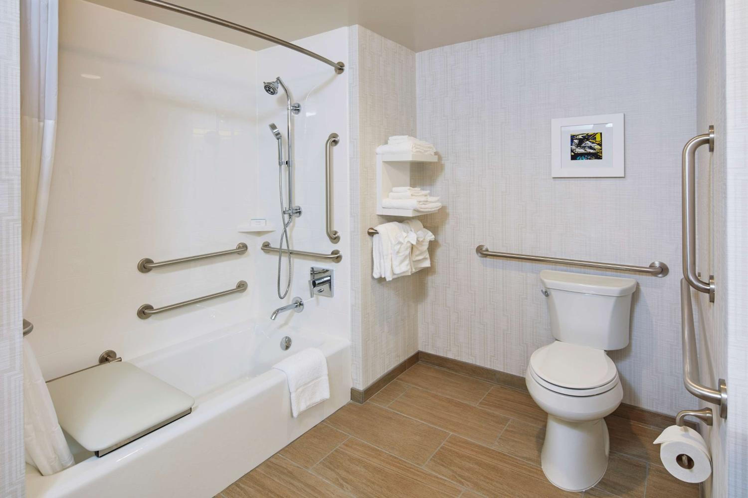 King Room with Accessible Tub - Mobility and Hearing Access/Non-Smoking