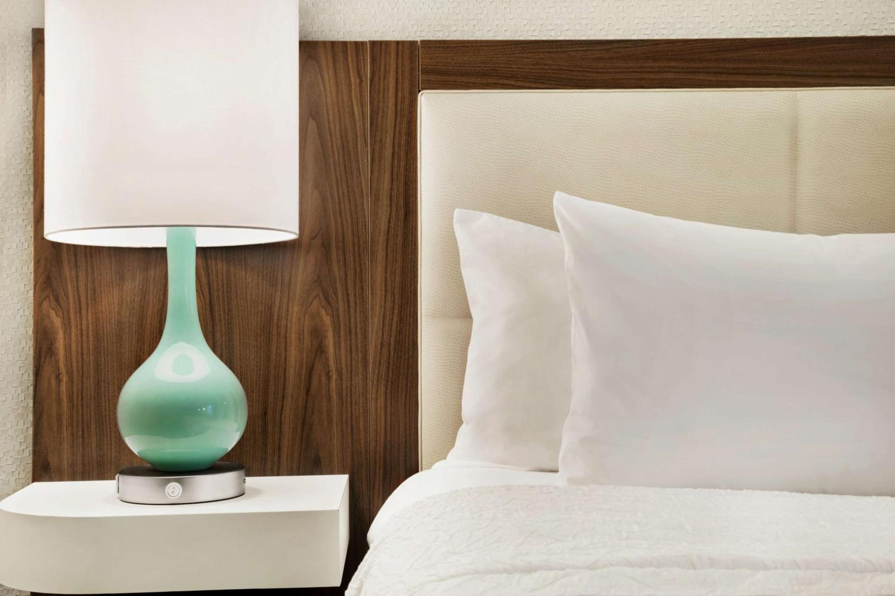 King Room with King Bed - Non-Smoking