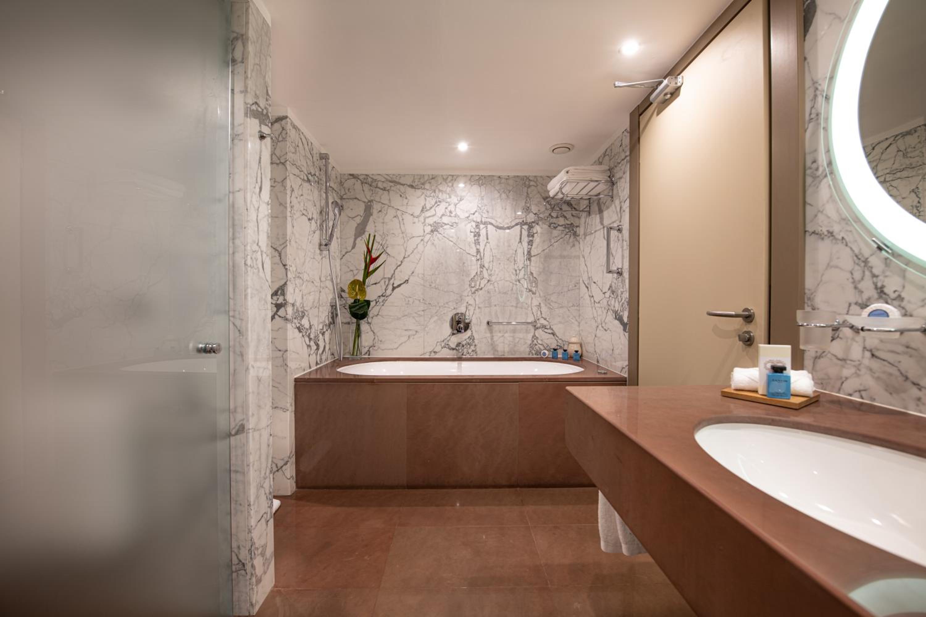 Corner Suite - Harbor view