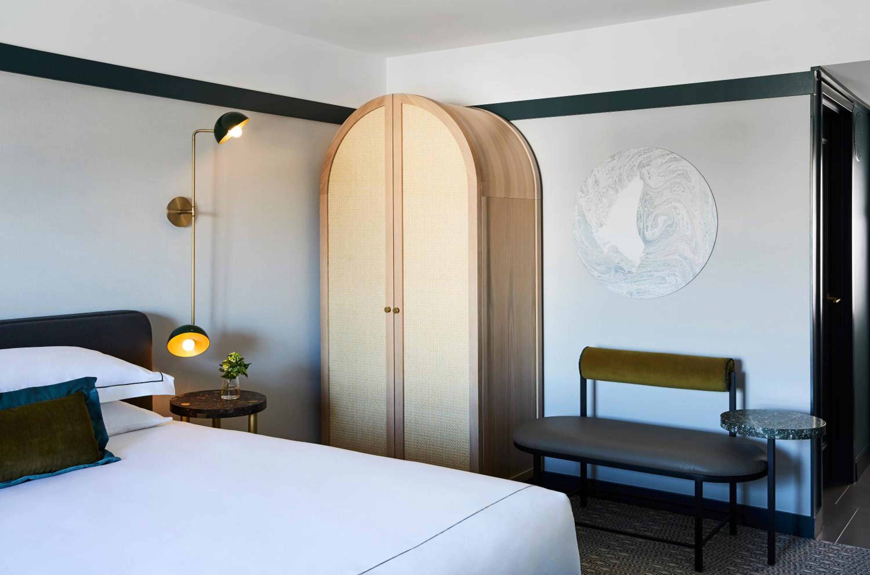 One-Bedroom Suite with Roll In Shower - Mobility Accessible