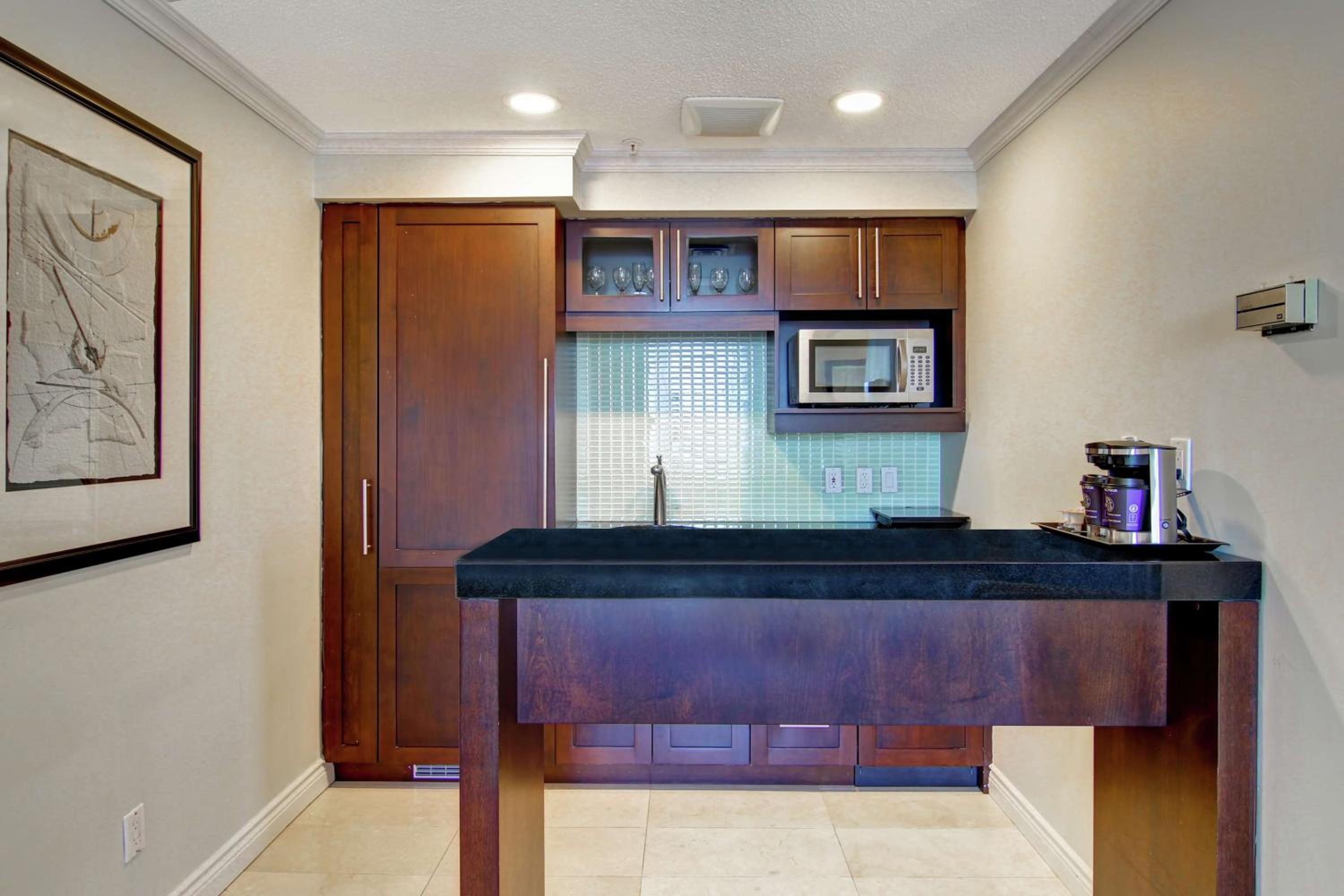 Deluxe King Suite with Kitchenette