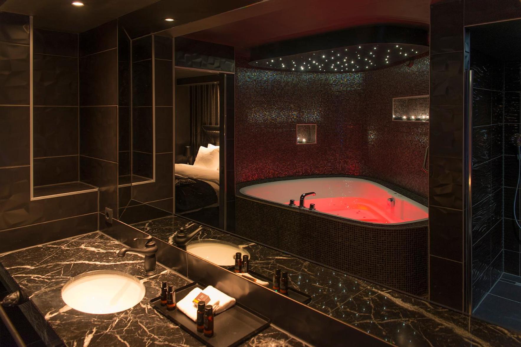 King Suite with Spa Bath (Sixth sense)