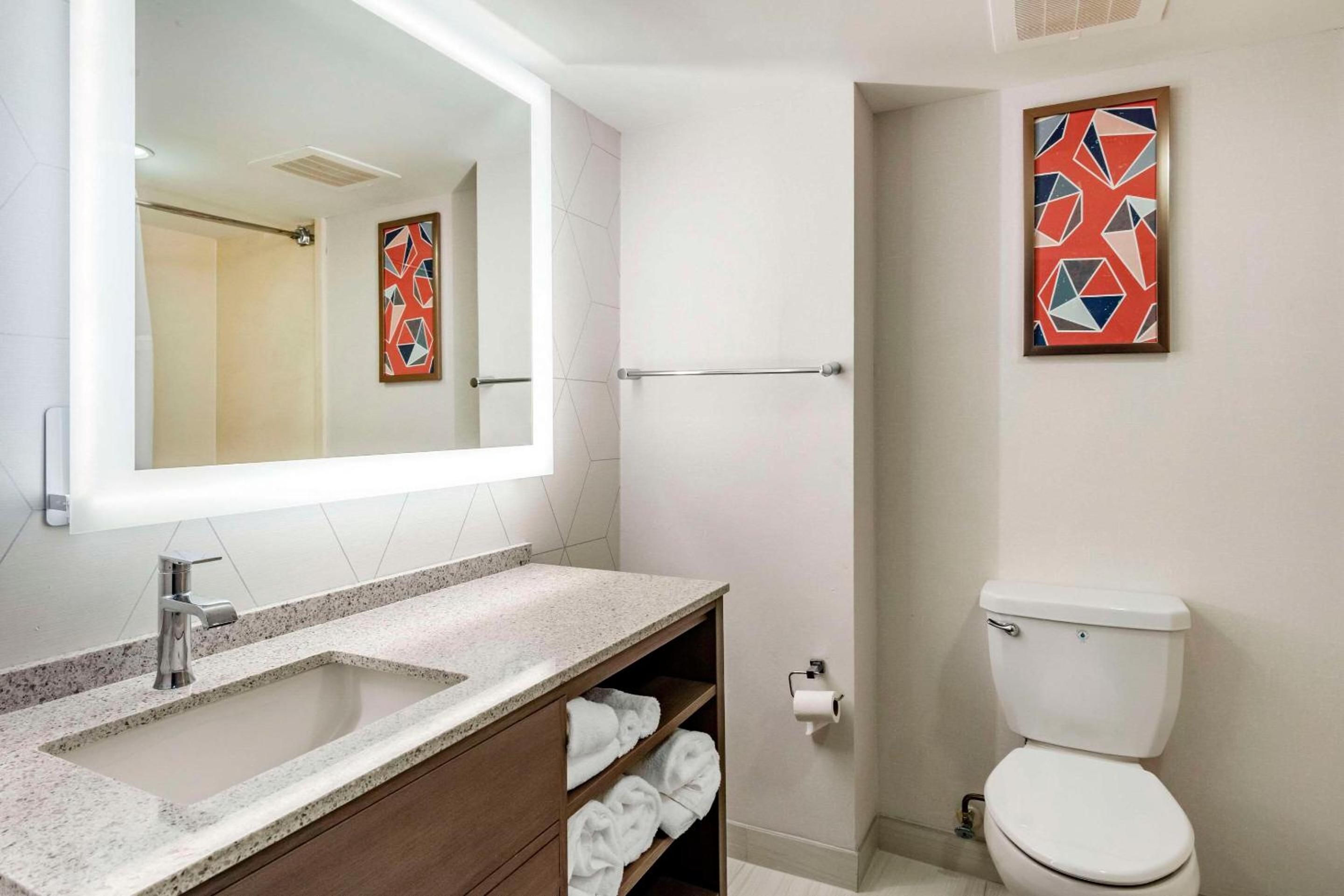 King Suite - Non-Smoking