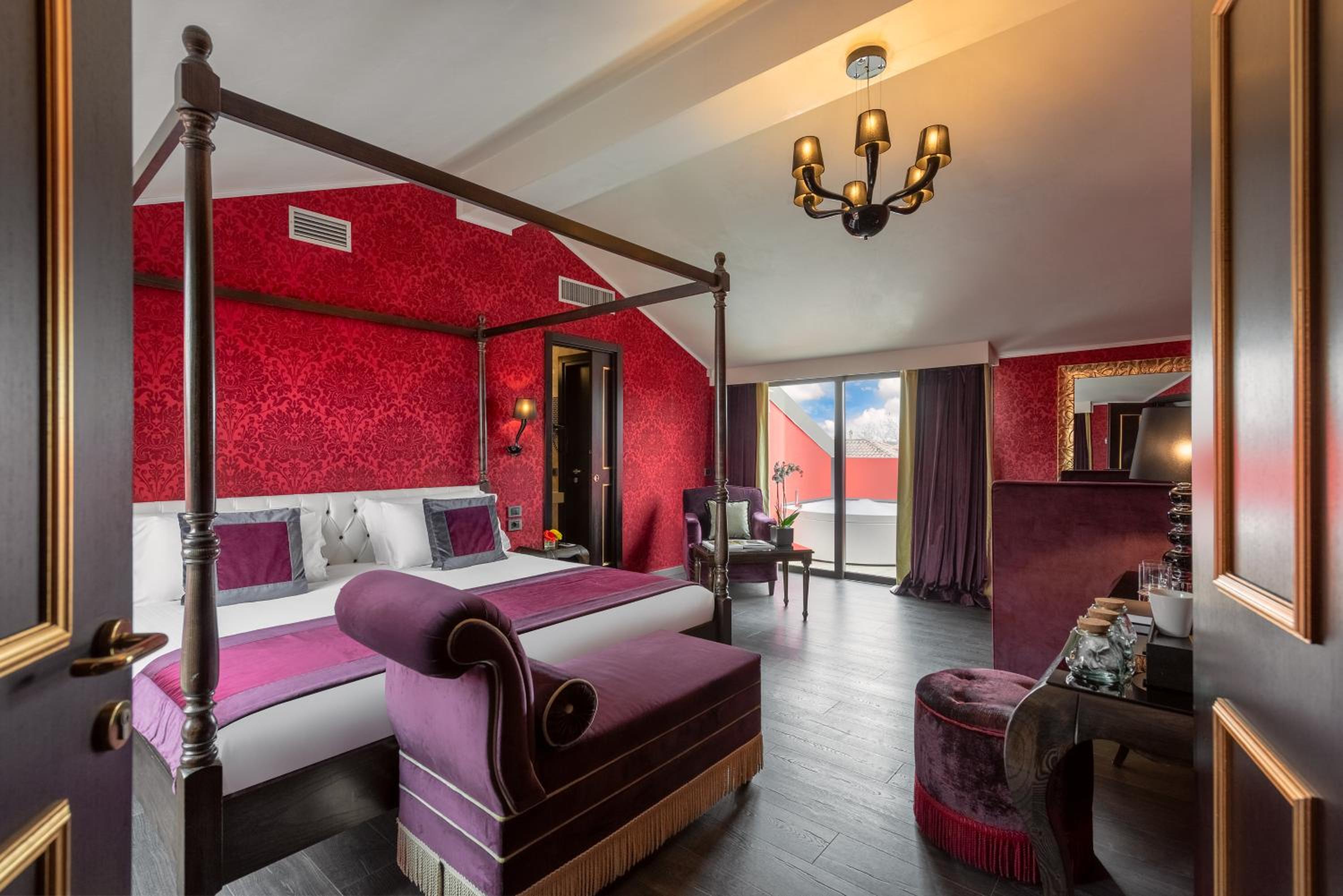 Red Suite with Jacuzzi