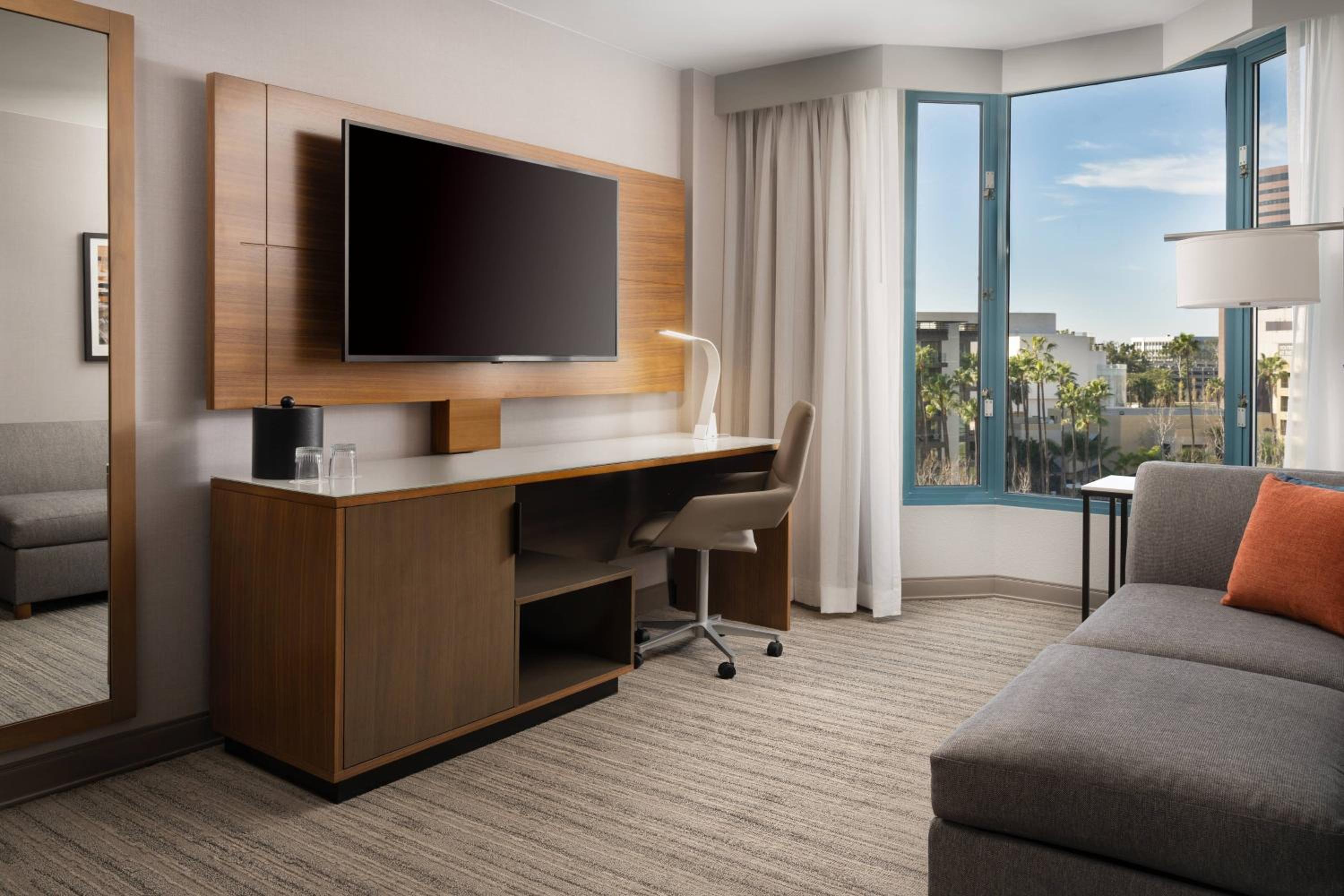 1 Bedroom Suite, 1 King, Sofabed, Lake view
