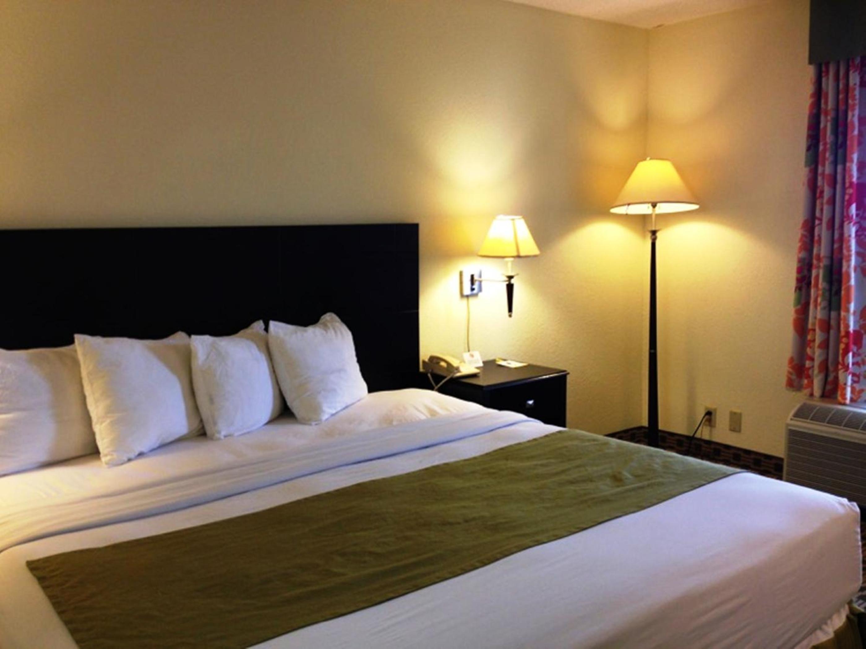 One-Bedroom Queen Suite - Non-Smoking