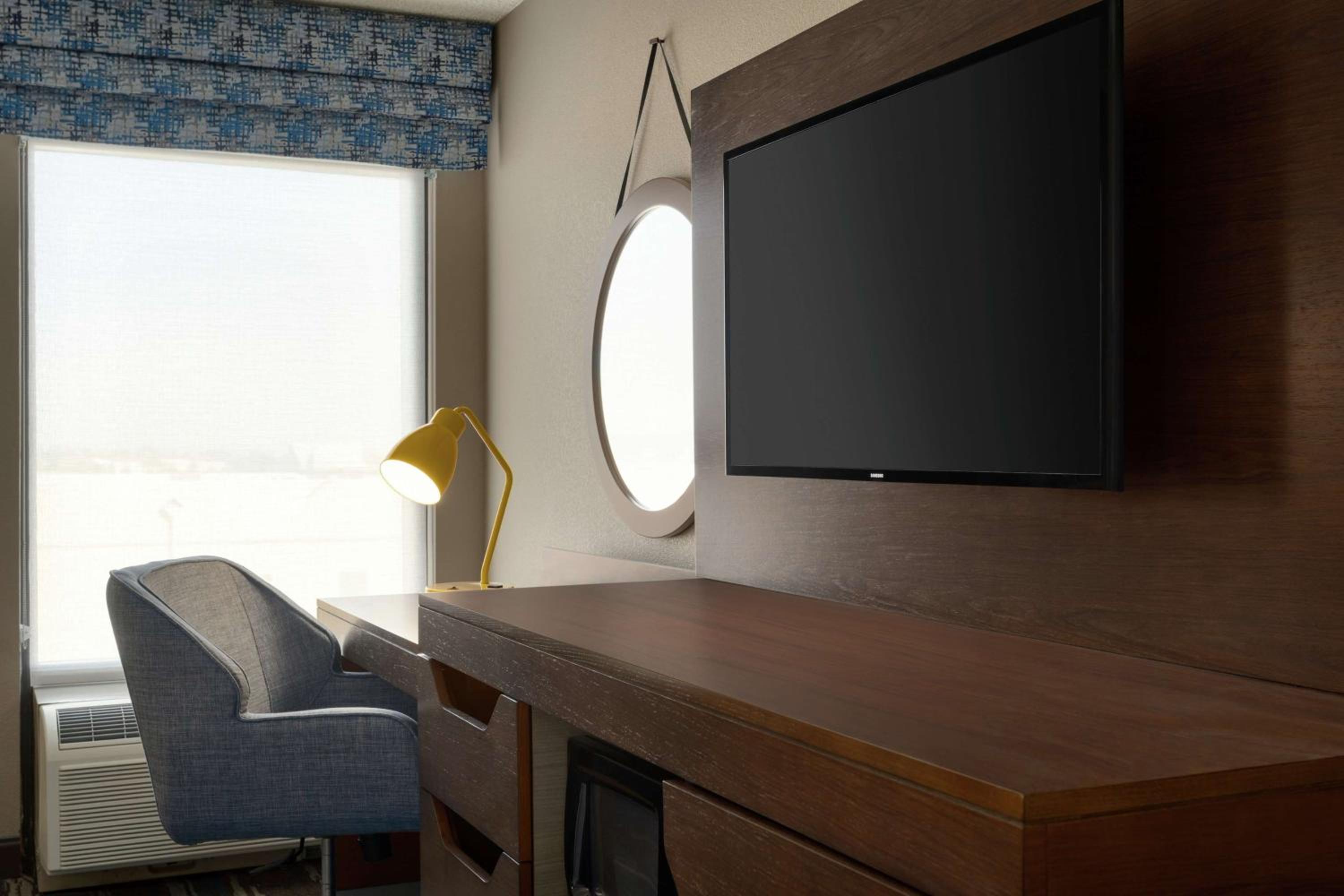 King Room with King Bed - Non-Smoking