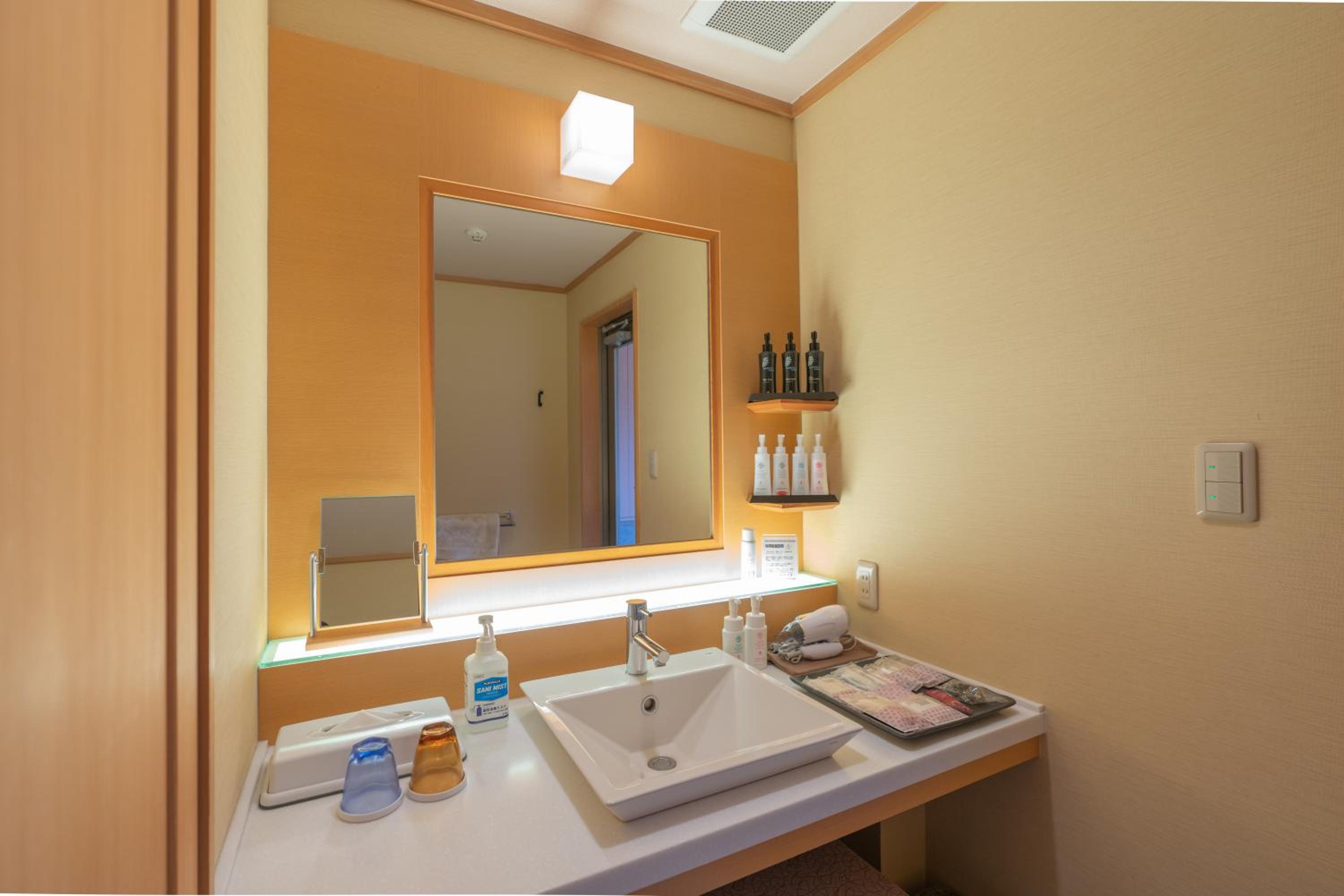 Room with Tatami Area with Semi Open-Air Bath - Garden view