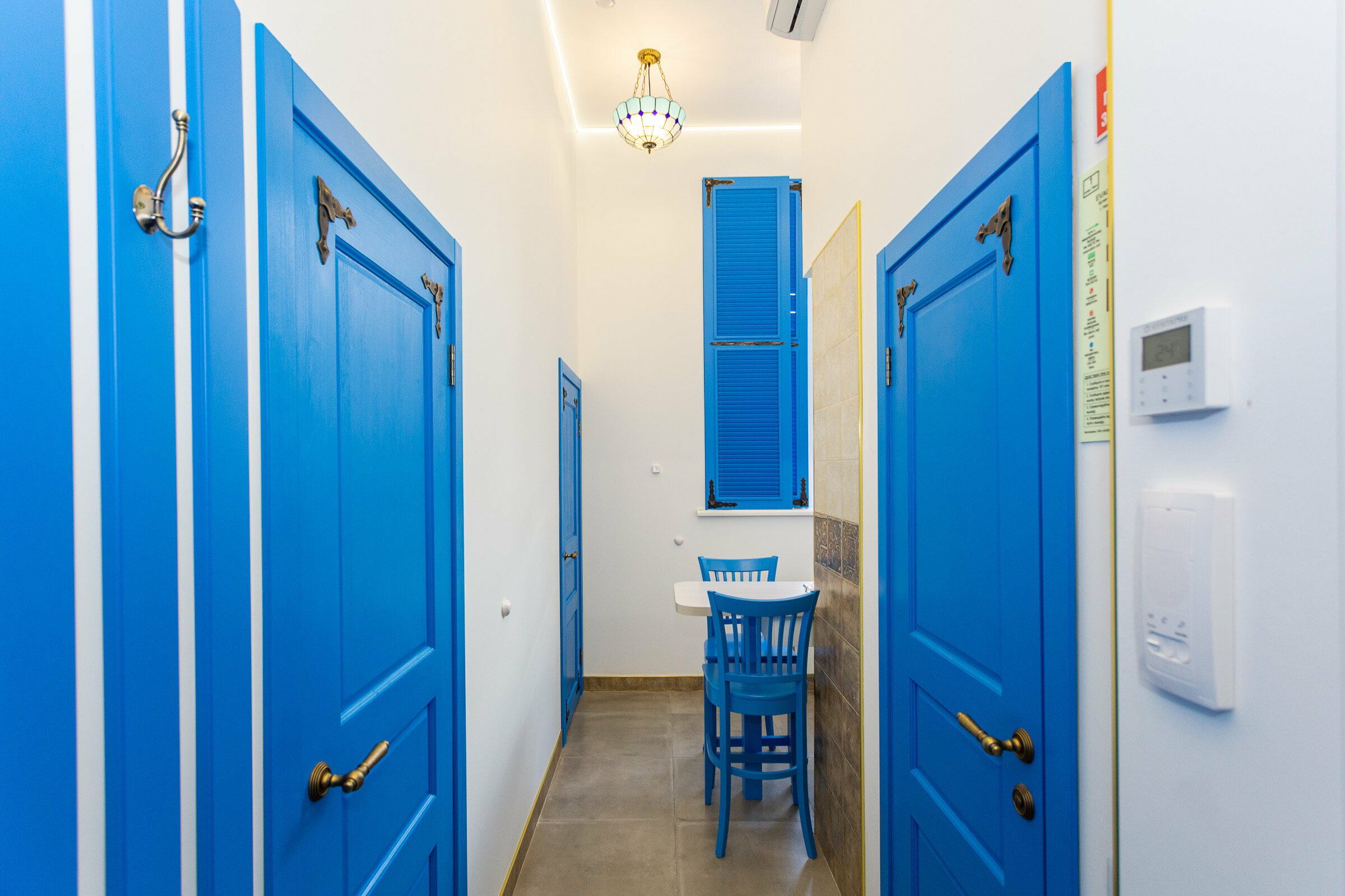 Номер в традиционном греческом стиле.