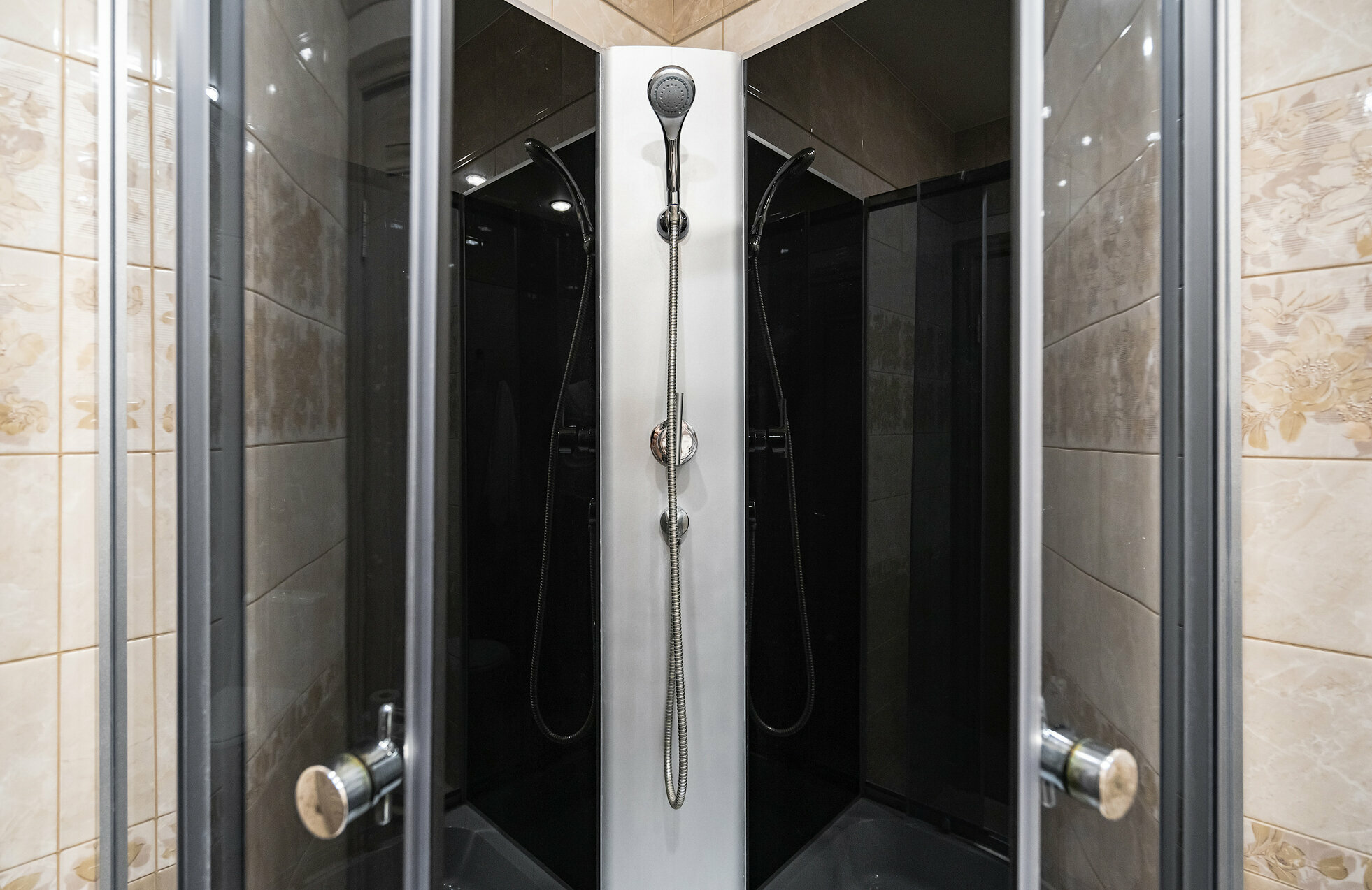 Трёхместный номер с видом на Волгу