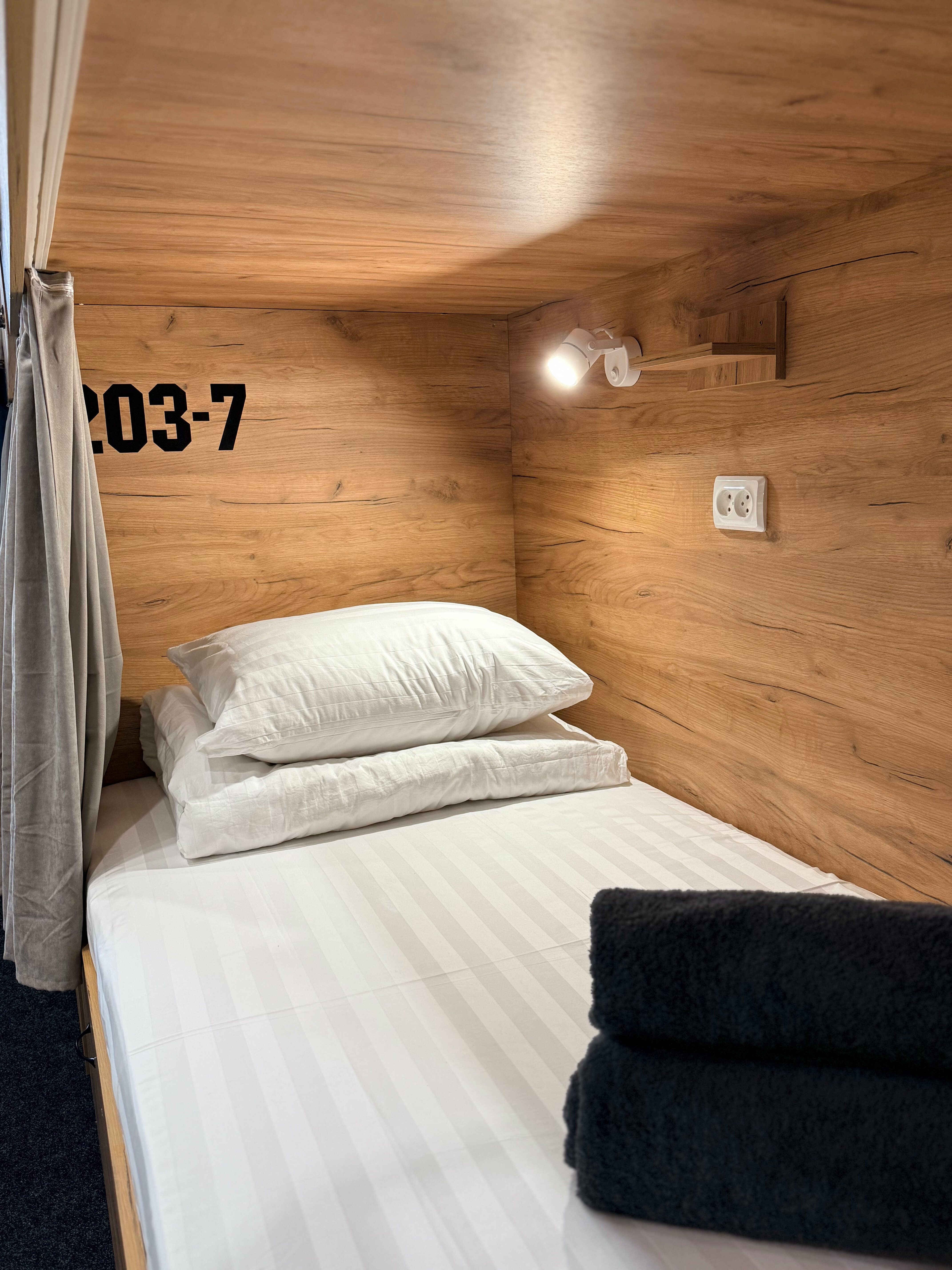 Кровать в общем 4-местном номере для мужчин и женщин