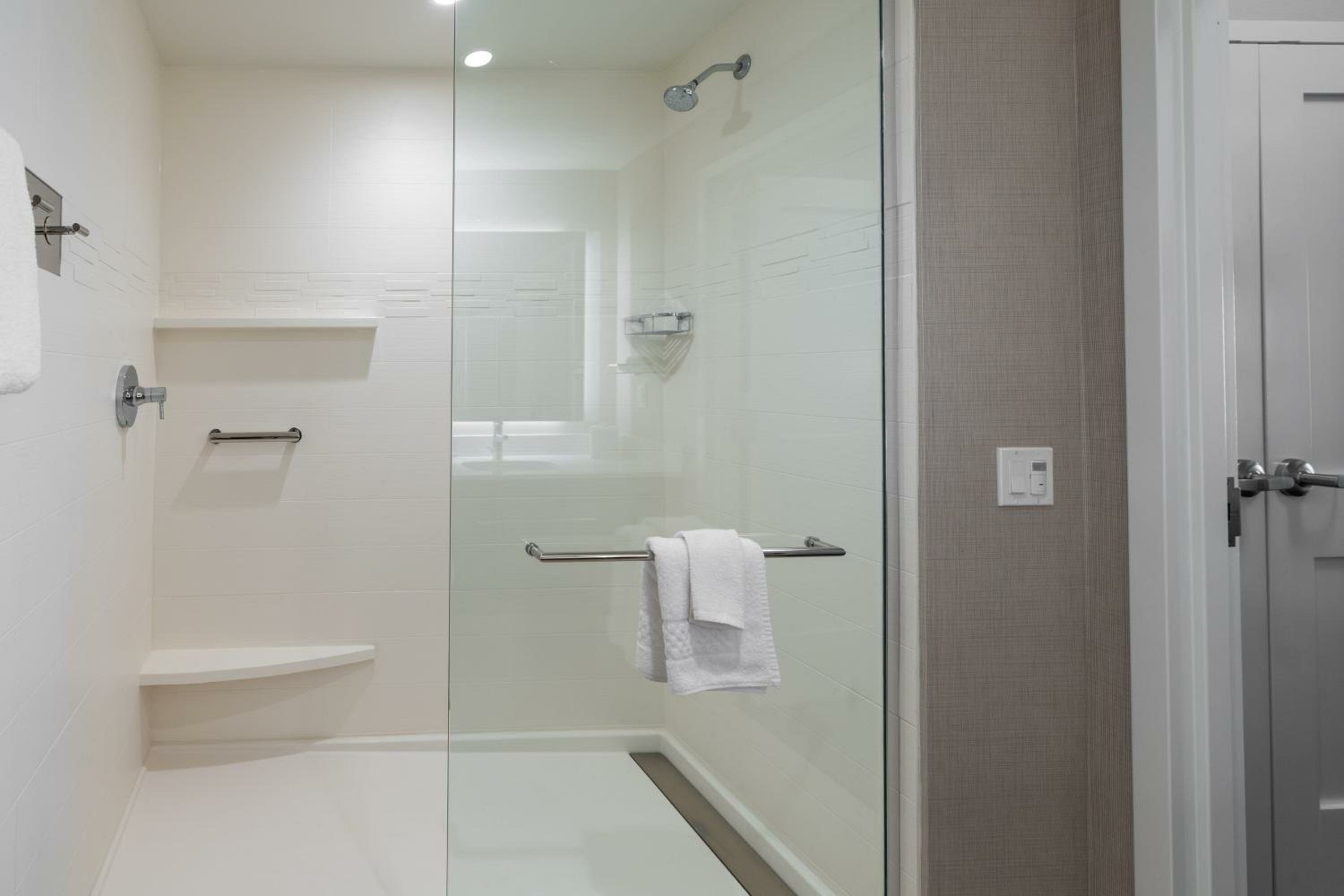 Large King Studio with Sofa Bed - Hearing Accessible