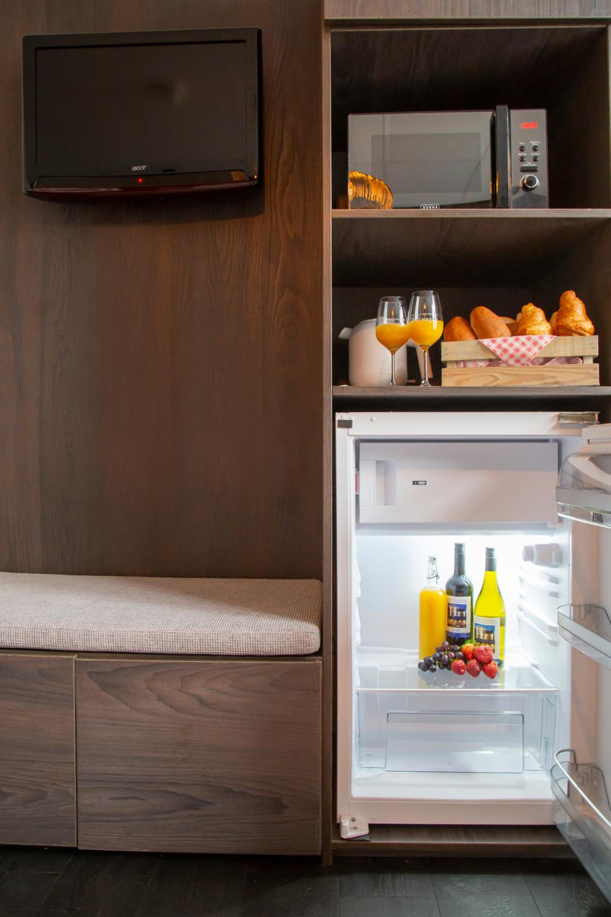 Family Room (2 Adults + 2 Children)