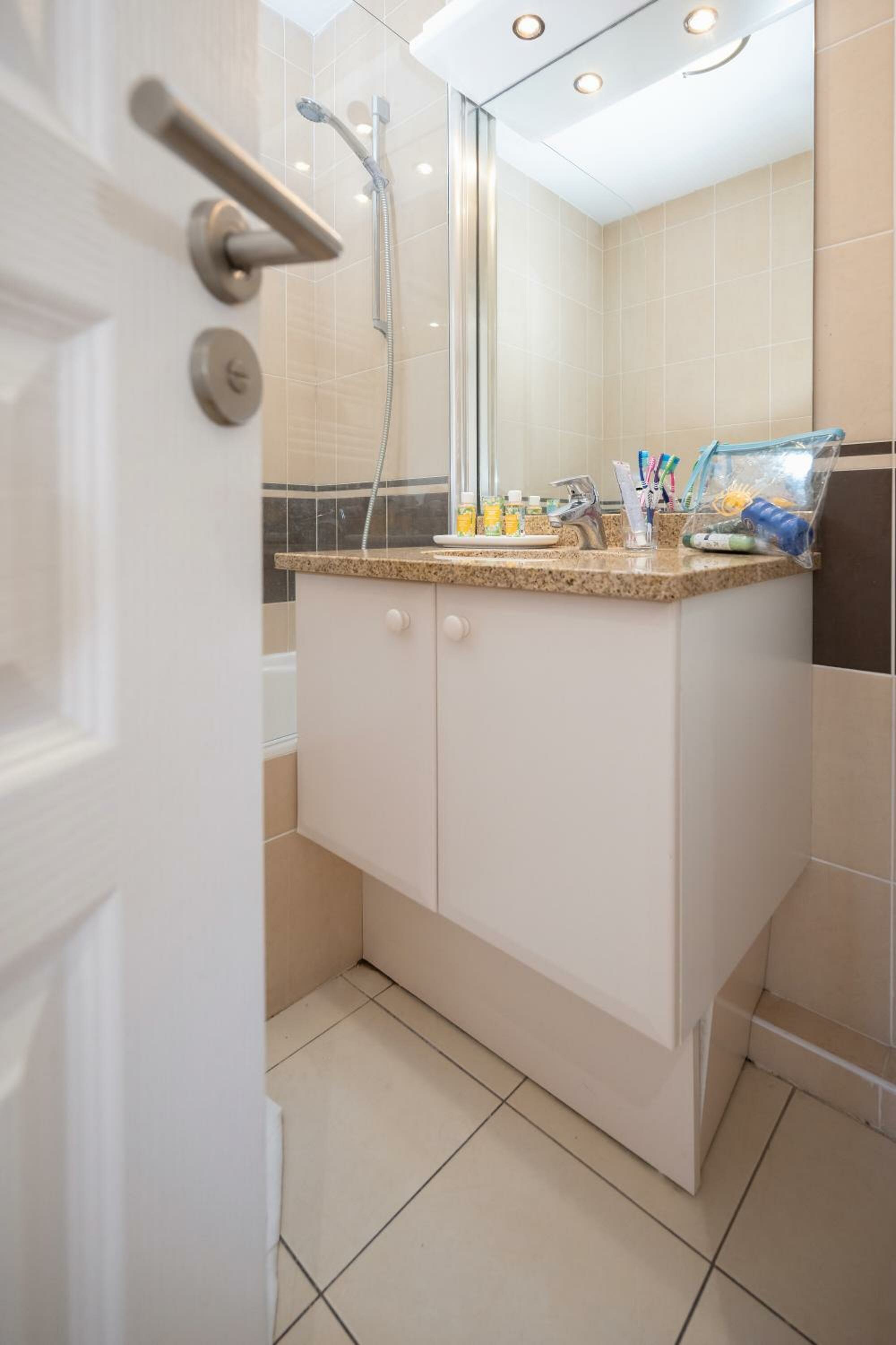 Two-Bedroom Apartment (6 Adults) with swimming-pool view