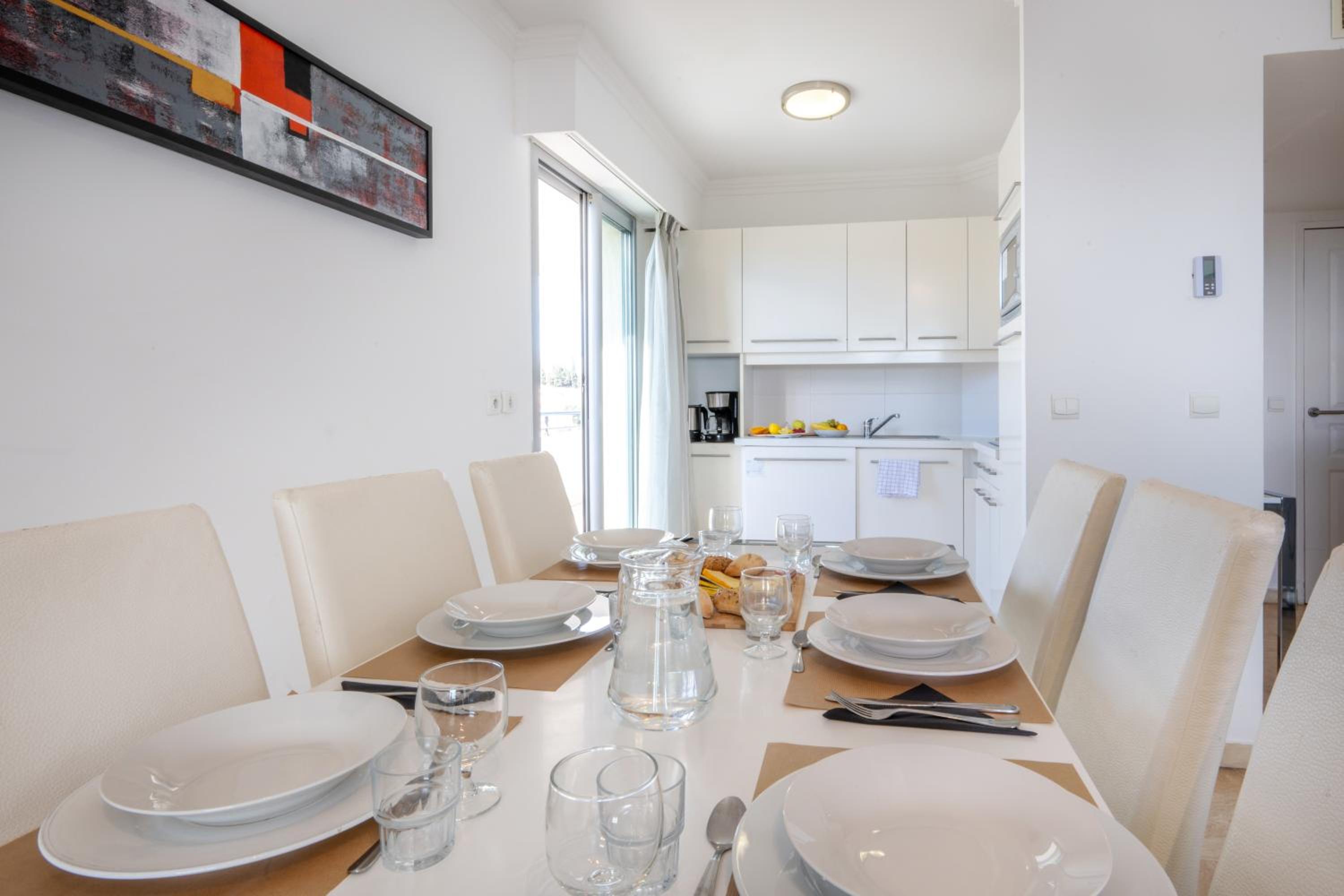 Two-Bedroom Apartment (6 Adults) with swimming-pool view