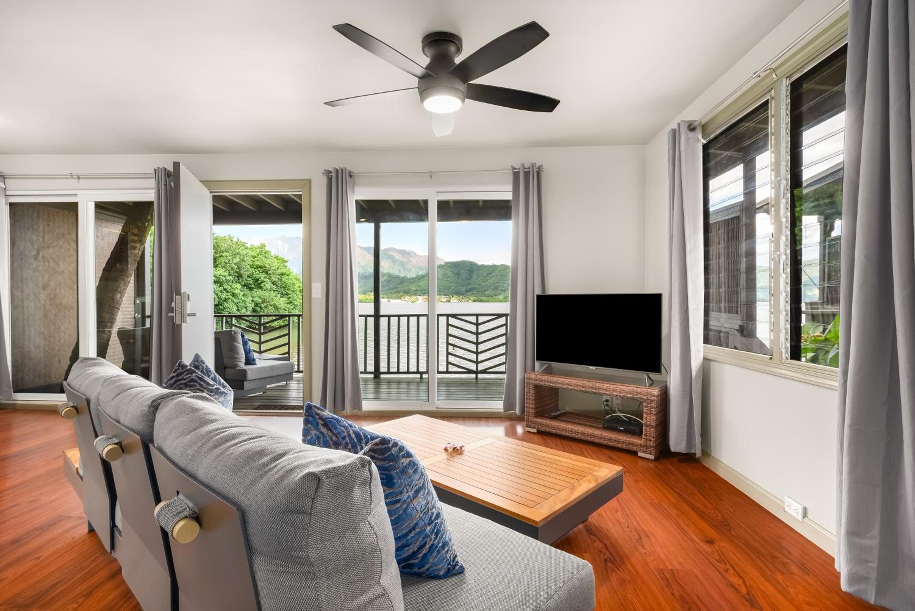 One-Bedroom Cottage - Water Front