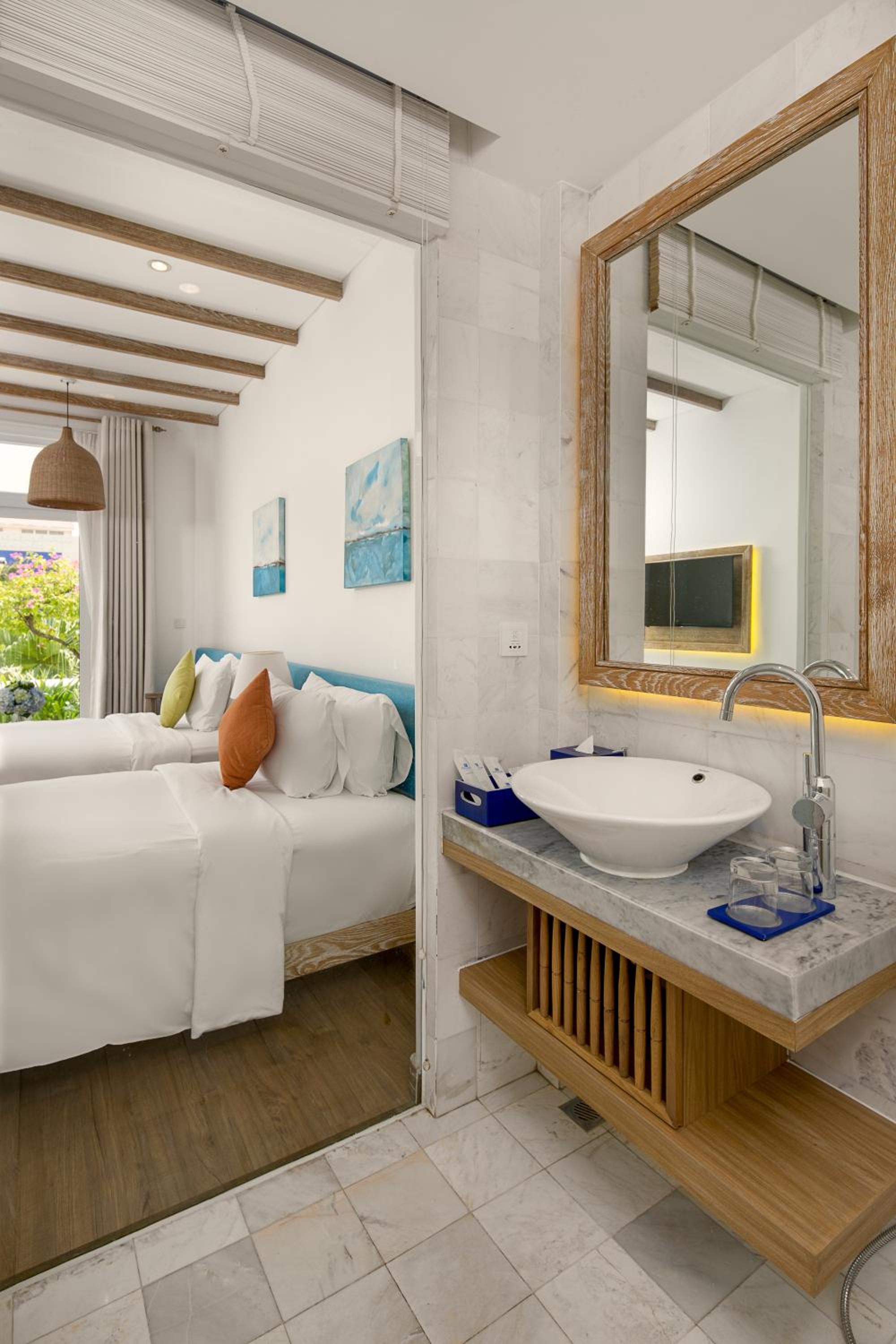 Deluxe Twin Room with Balcony and City View