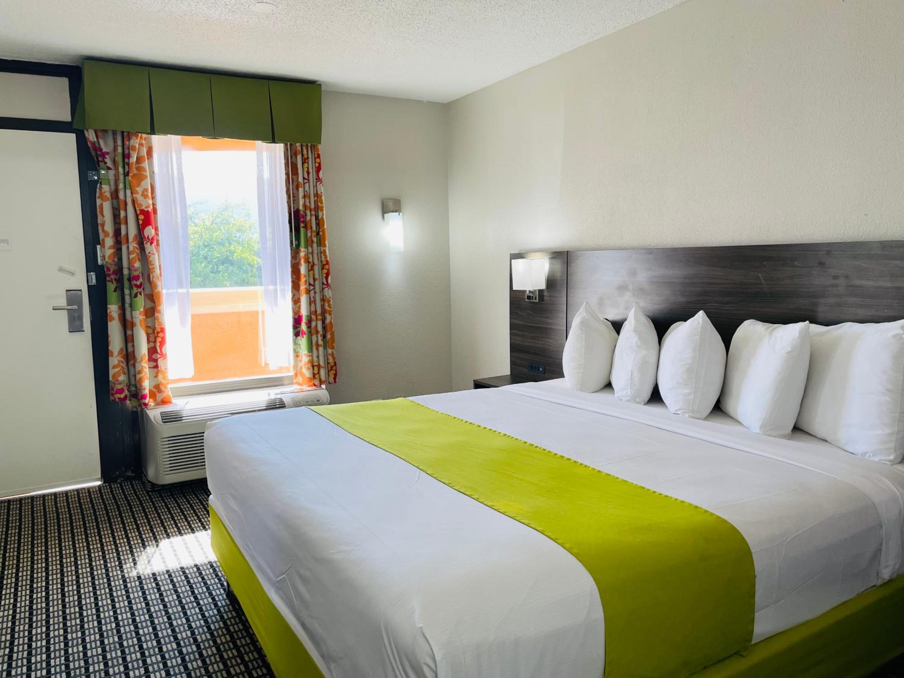One-Bedroom Business King Suite - Non-Smoking