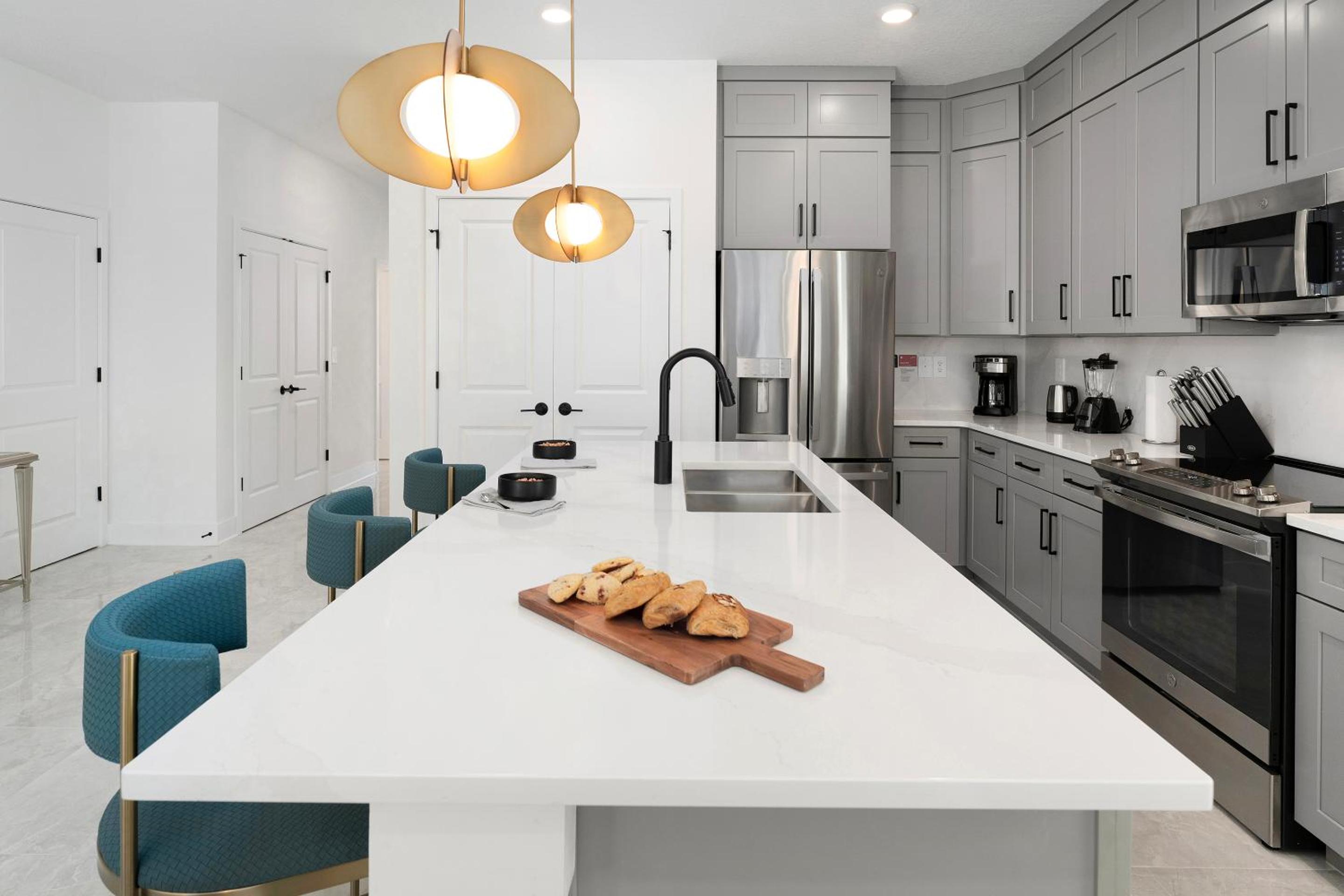 5 Bedroom Townhome with Kitchen, Living Lounge with Private Pool