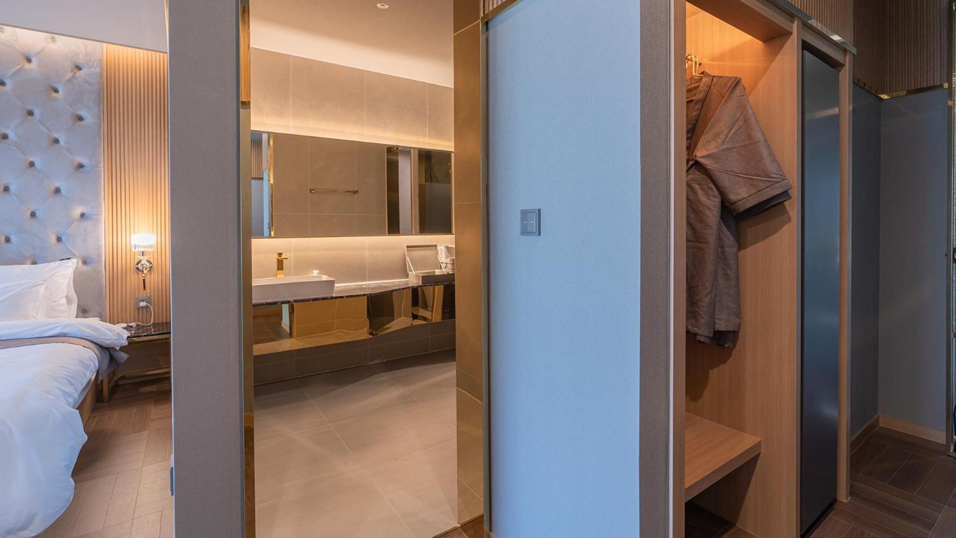 Premium Twin Room with Bridge View