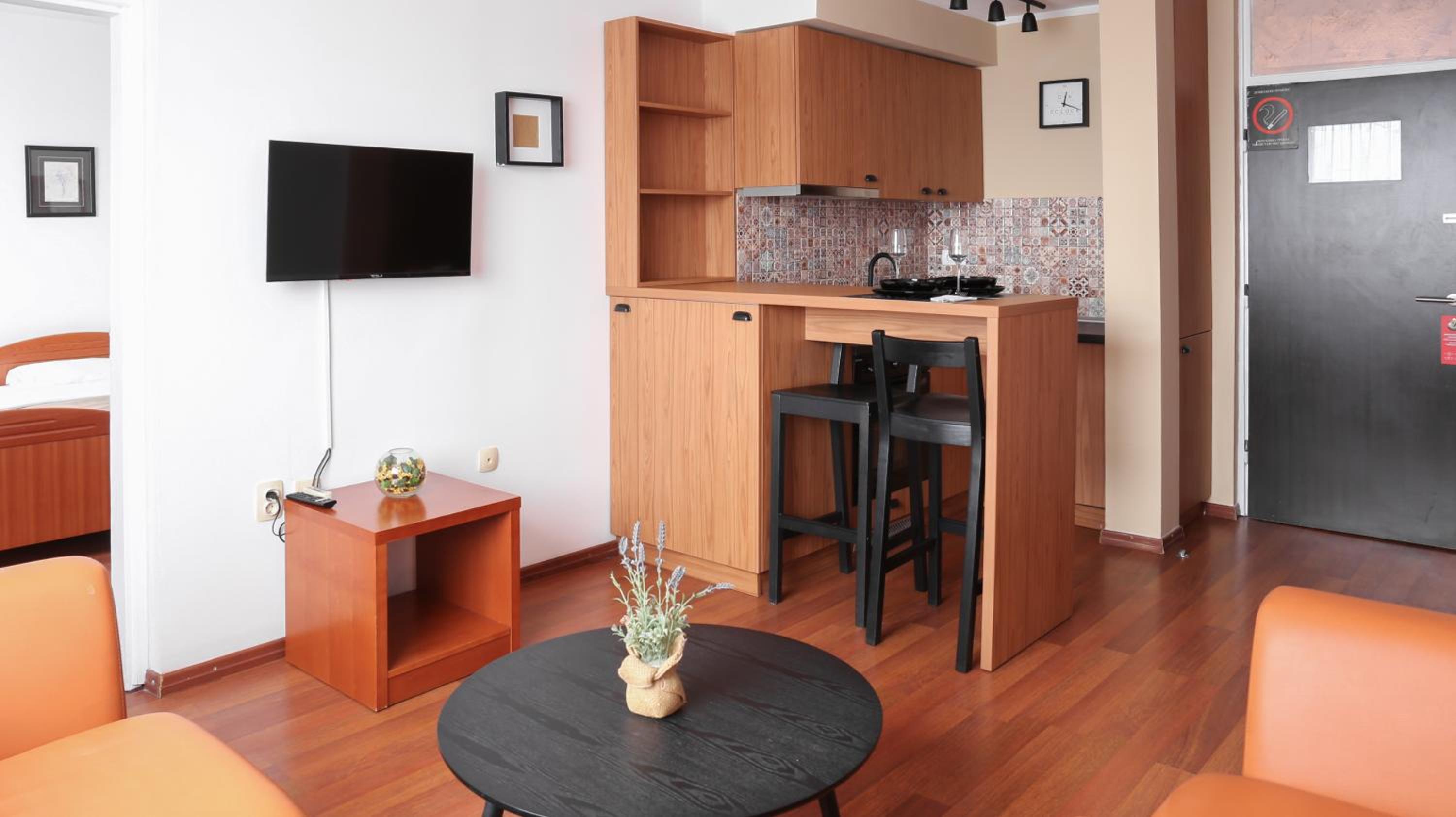 One-Bedroom Apartment with Free Parking