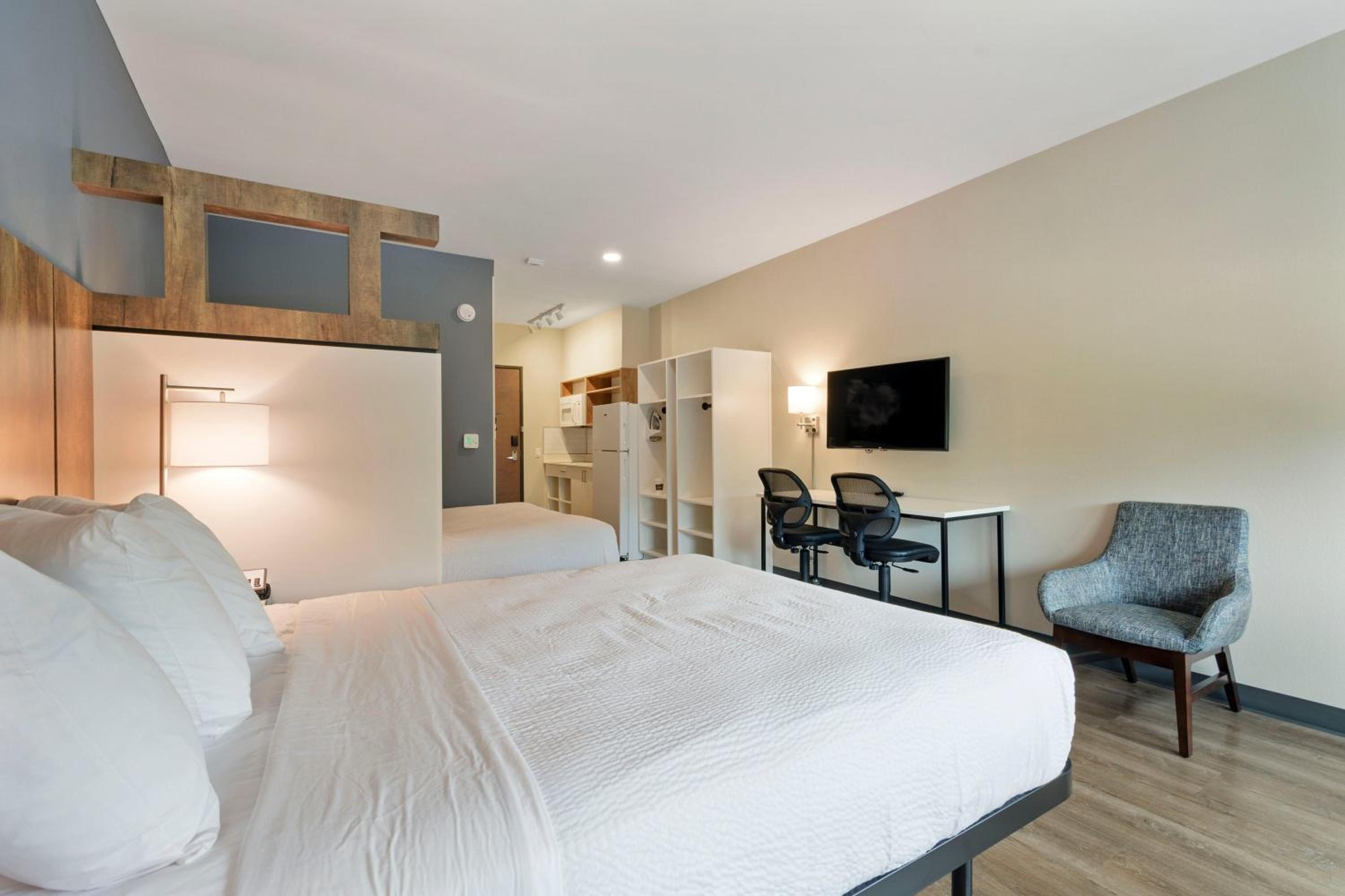 Ideal Studio with Two Queen Beds - Non-Smoking