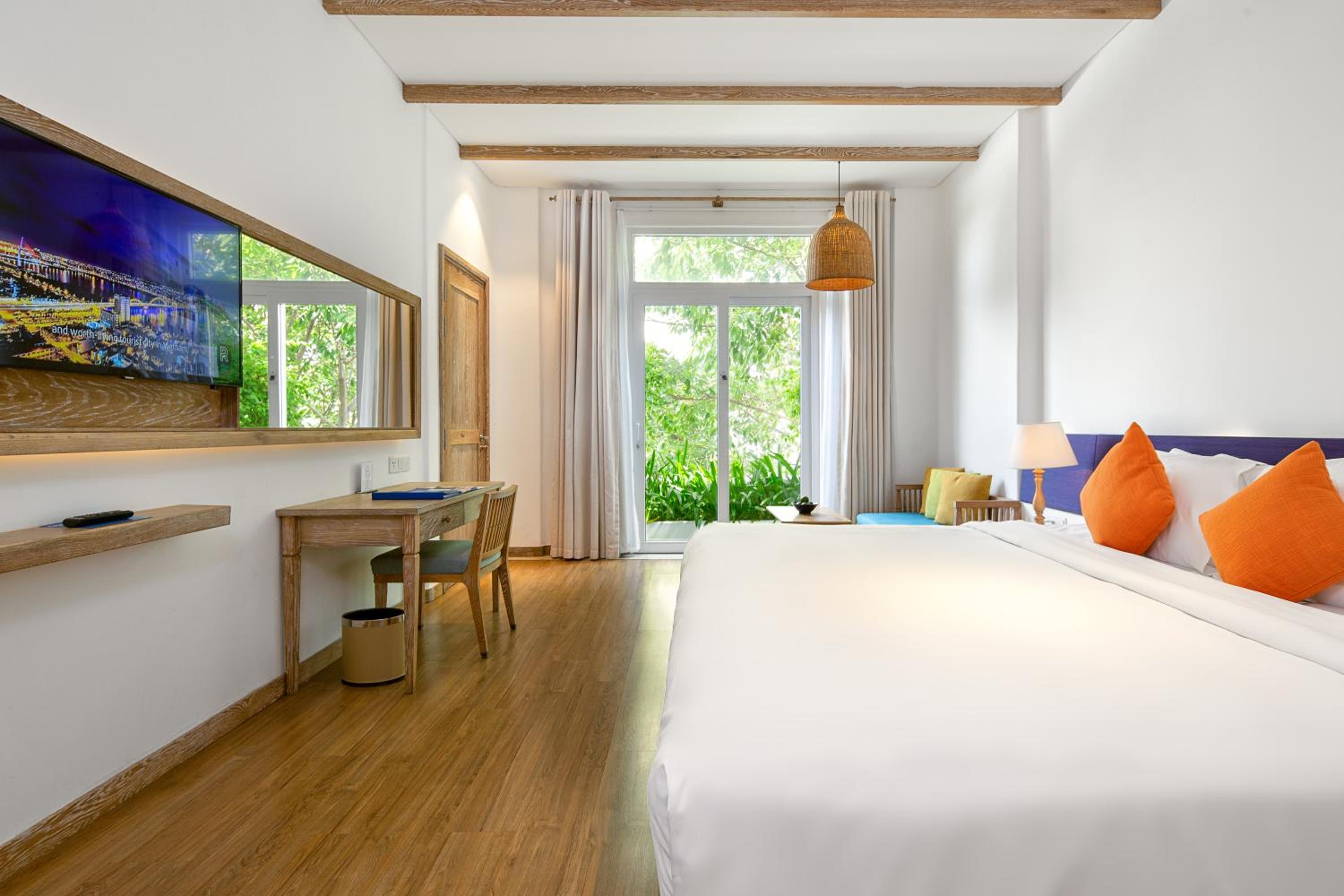 Elite Deluxe King Room with Balcony - Pool/City View