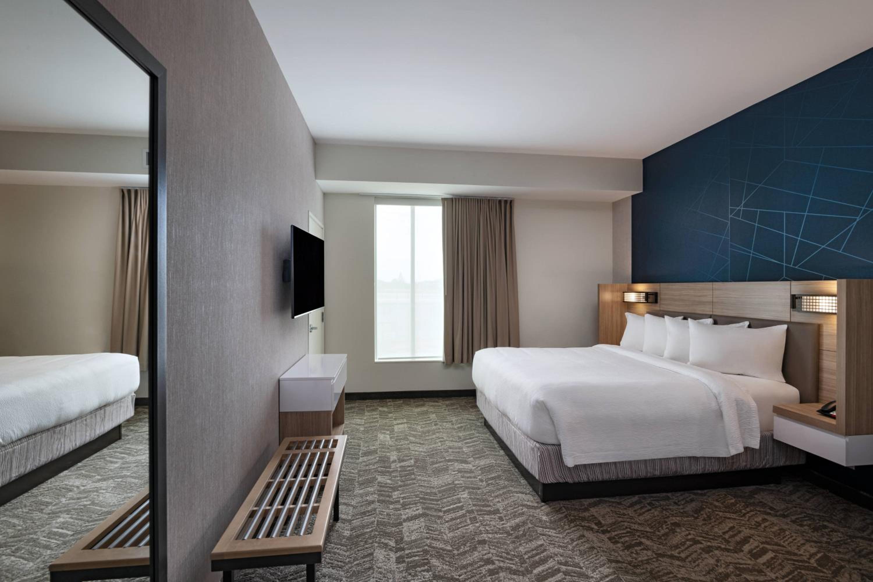 1 Bedroom Suite, 1 King, Trundle bed, City view, Balcony