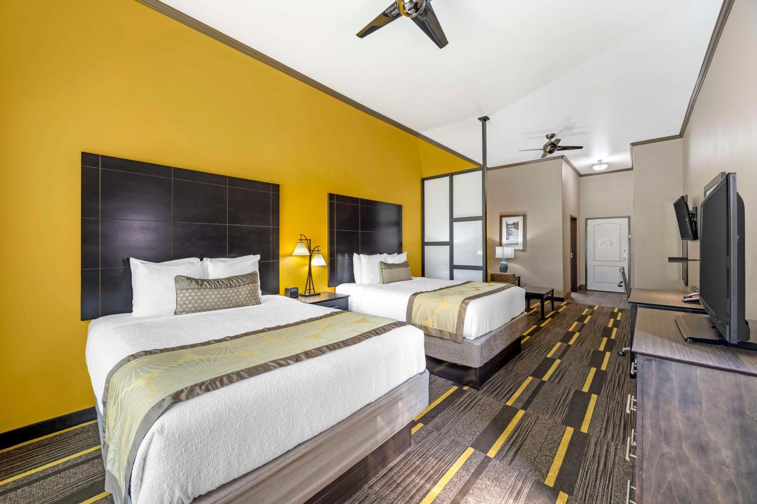 Queen Suite with Two Queen Beds and Sofa Bed - Non-Smoking