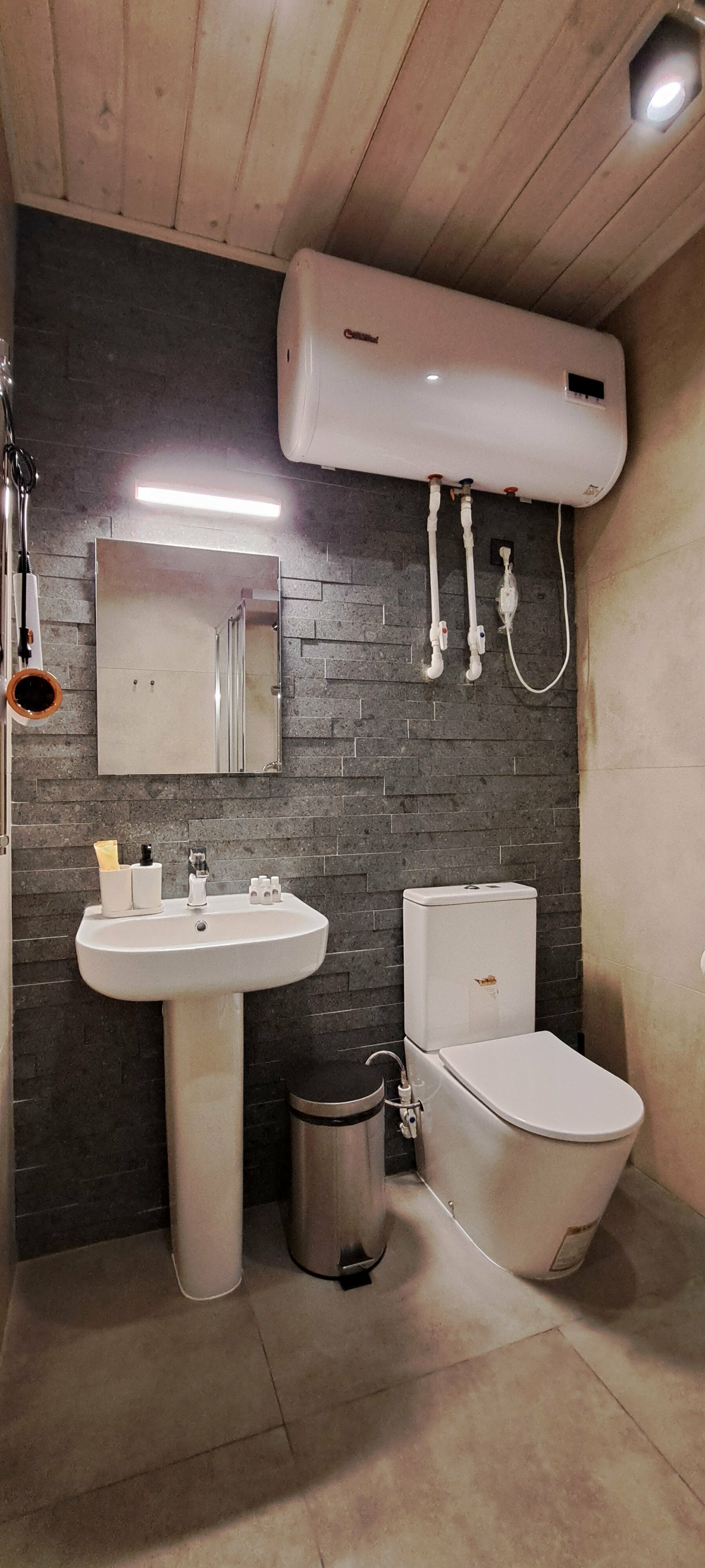 Семейный номер с видом на озеро