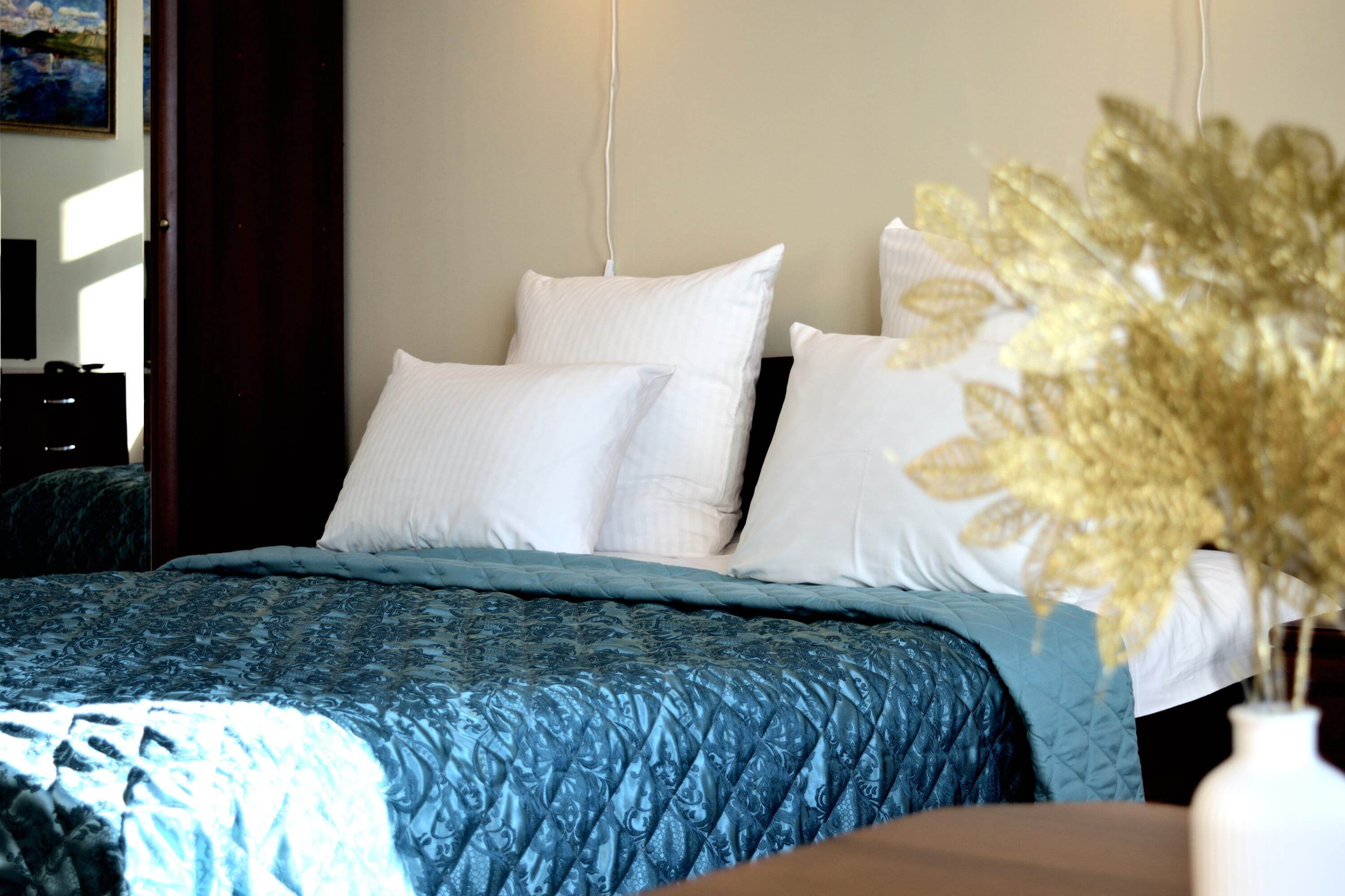 №1. Семейный номер с двуспальной кроватью, диваном и видом на Байкал