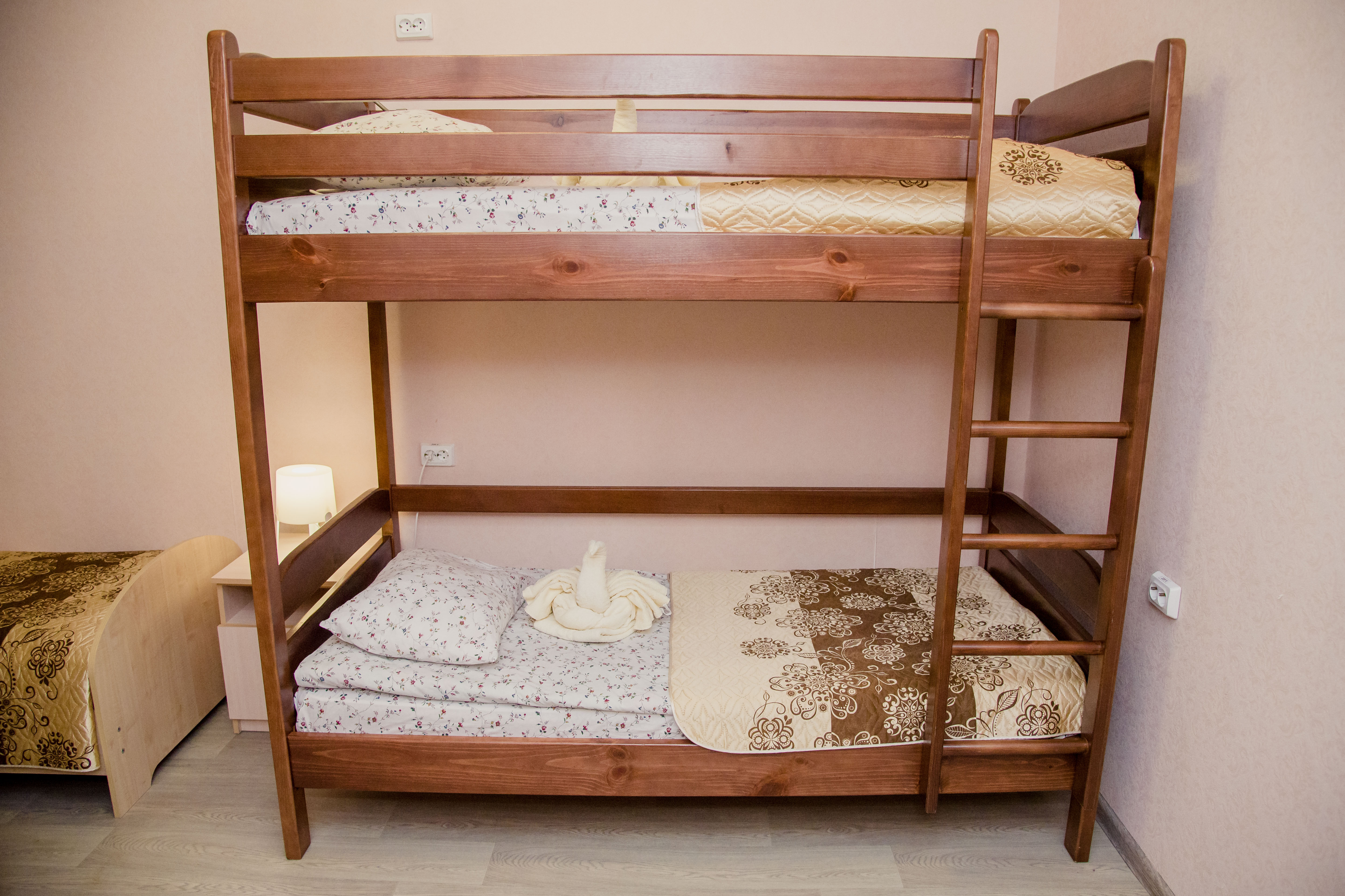 Двухместный номер с 2 отдельными кроватями и общей ванной комнатой